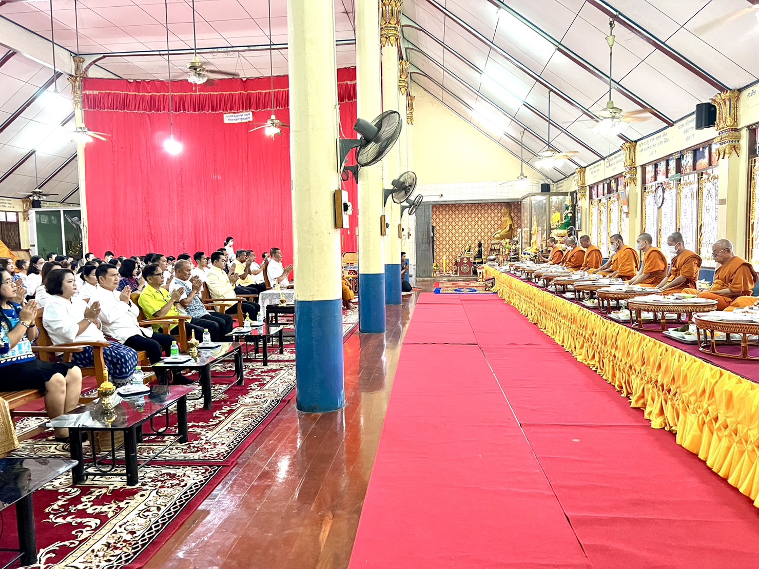 พัฒนาการจังหวัดอยุธยา ร่วมพิธีทำบุญตักบาตร เข้าวัดปฏิบัติธรรมวันธรรมสวนะ