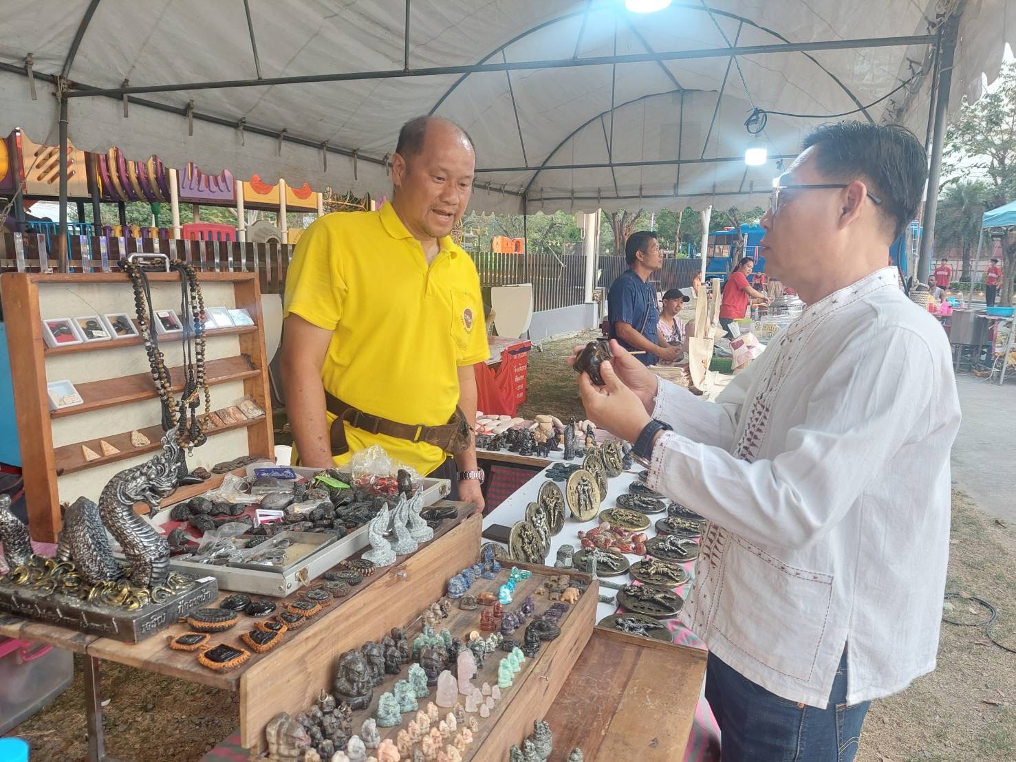 พจ.กรุงเก่า ให้กำลังใจผู้ผลิต ผู้ประกอบการโอทอปภายในงานวันมวยไทยนายขนมต้ม ครั้งที่ 20