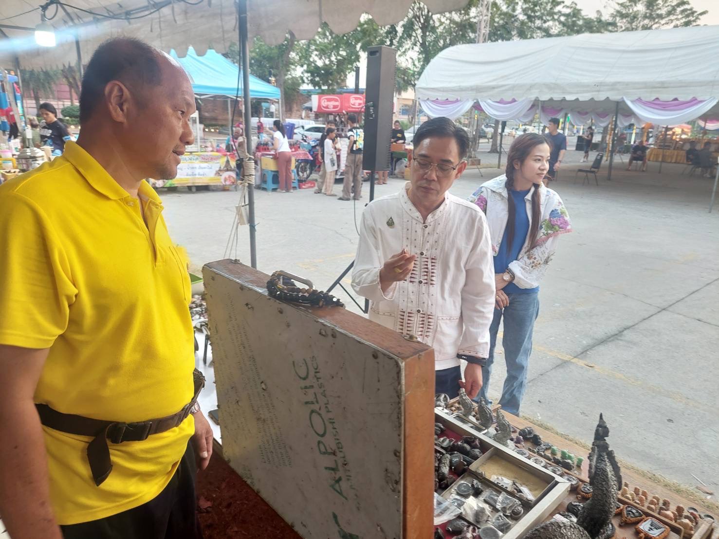 พจ.กรุงเก่า ให้กำลังใจผู้ผลิต ผู้ประกอบการโอทอปภายในงานวันมวยไทยนายขนมต้ม ครั้งที่ 20