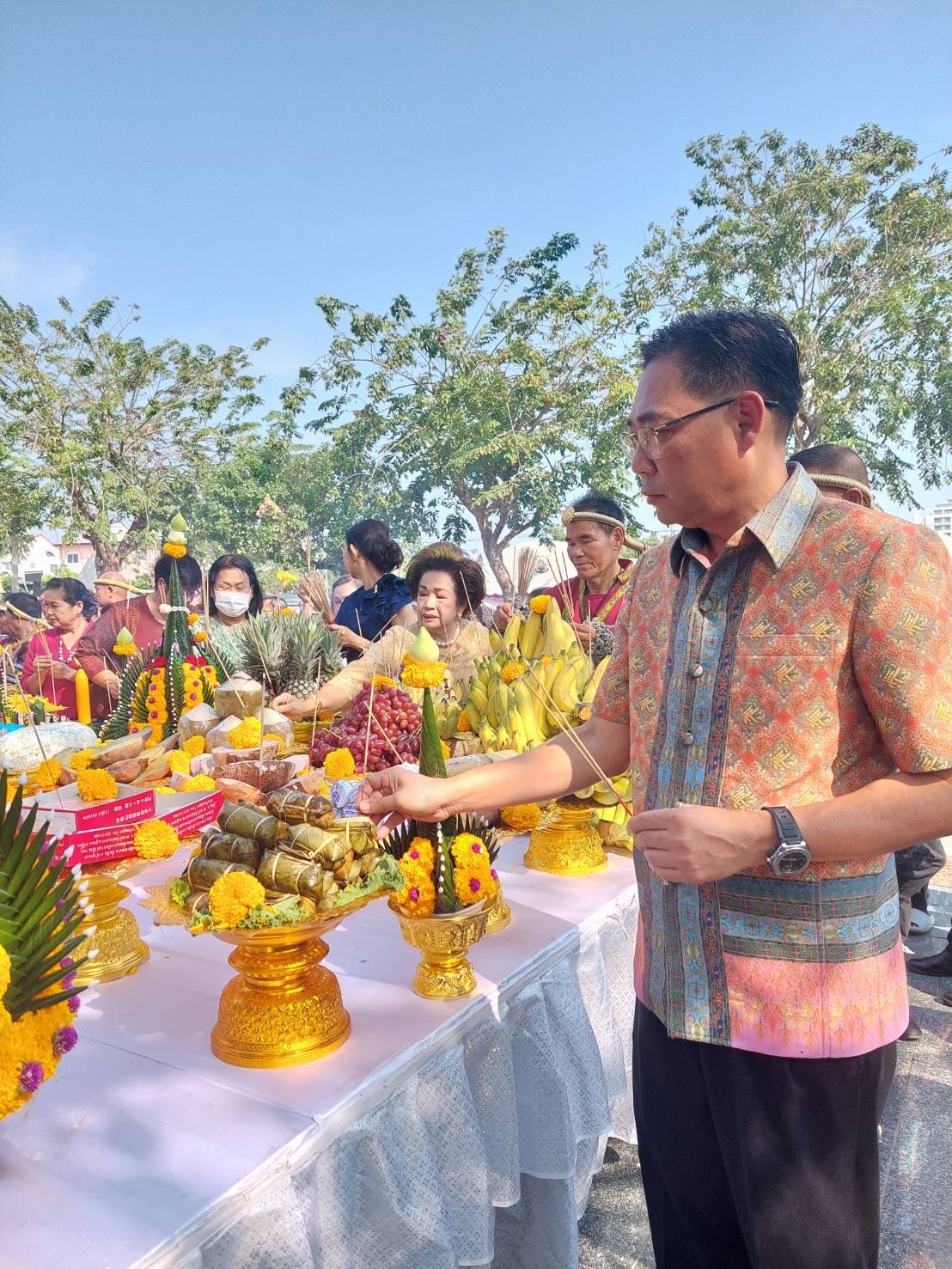 พจ.กรุงเก่า ร่วมพิธีบวงสรวง นายขนมต้ม บรมครูแห่งวงการมวยไทย เนื่องในวันที่ระลึกวีระชนไทยนายขนมต้ม เพื่อยกย่อง และส่งเสริมศิลปะป้องกันตัวของไทย