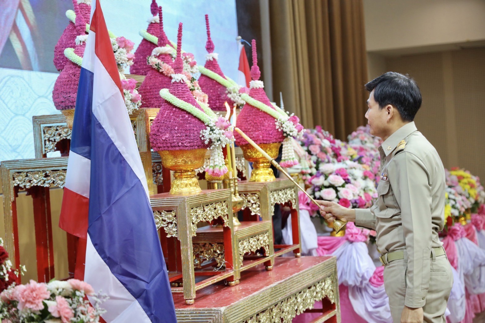 พช.อยุธยา ร่วมพิธีถวายเครื่องราชสักการะและกล่าวถวายราชสดุดีพระยาทสมเด็จพระจุลจอมเกล้าเจ้าอยู่หัว เนื่องในวันท้องถิ่นไทย ประจำปี 2567