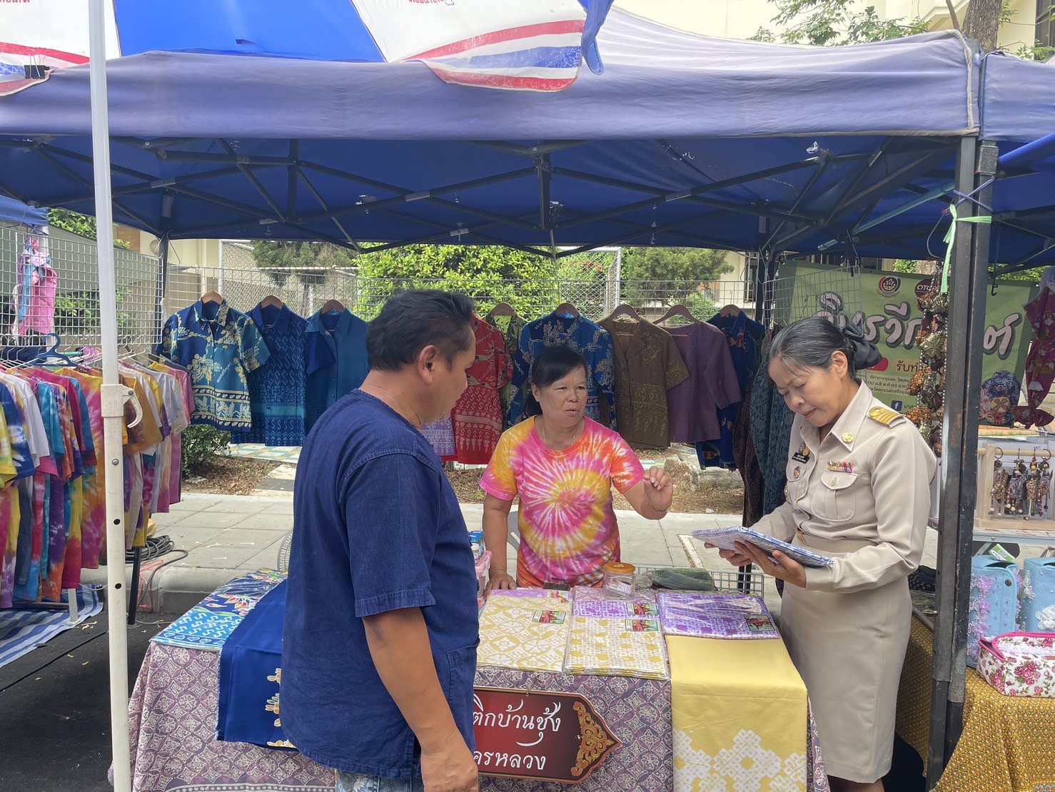 พช.กรุงเก่า สนับสนุนตลาดนัดคนไทยยิ้มได้ เพิ่มช่องทางการตลาดผลิตภัณฑ์ชุมชน