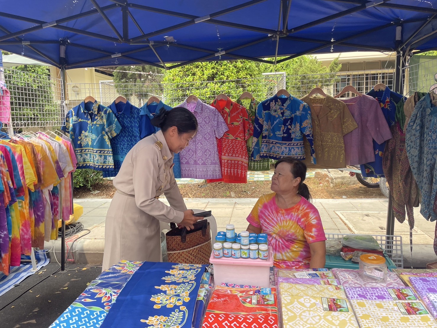 พช.กรุงเก่า สนับสนุนตลาดนัดคนไทยยิ้มได้ เพิ่มช่องทางการตลาดผลิตภัณฑ์ชุมชน