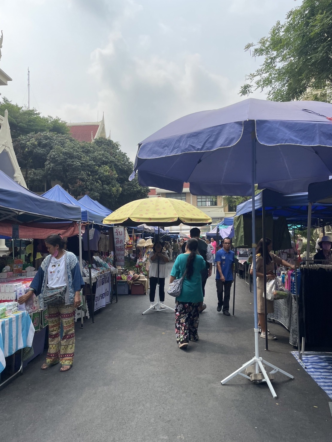 พช.กรุงเก่า สนับสนุนตลาดนัดคนไทยยิ้มได้ เพิ่มช่องทางการตลาดผลิตภัณฑ์ชุมชน