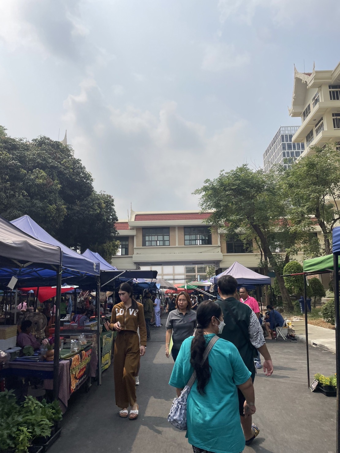 พช.กรุงเก่า สนับสนุนตลาดนัดคนไทยยิ้มได้ เพิ่มช่องทางการตลาดผลิตภัณฑ์ชุมชน