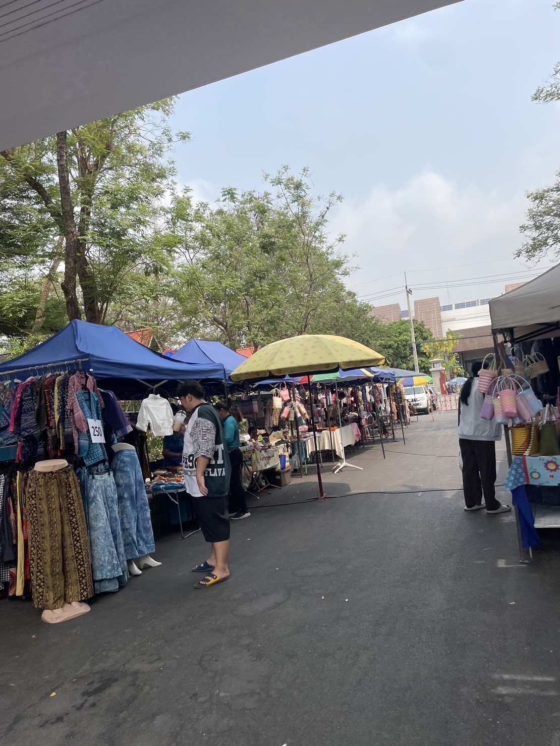 พช.กรุงเก่า สนับสนุนตลาดนัดคนไทยยิ้มได้ เพิ่มช่องทางการตลาดผลิตภัณฑ์ชุมชน