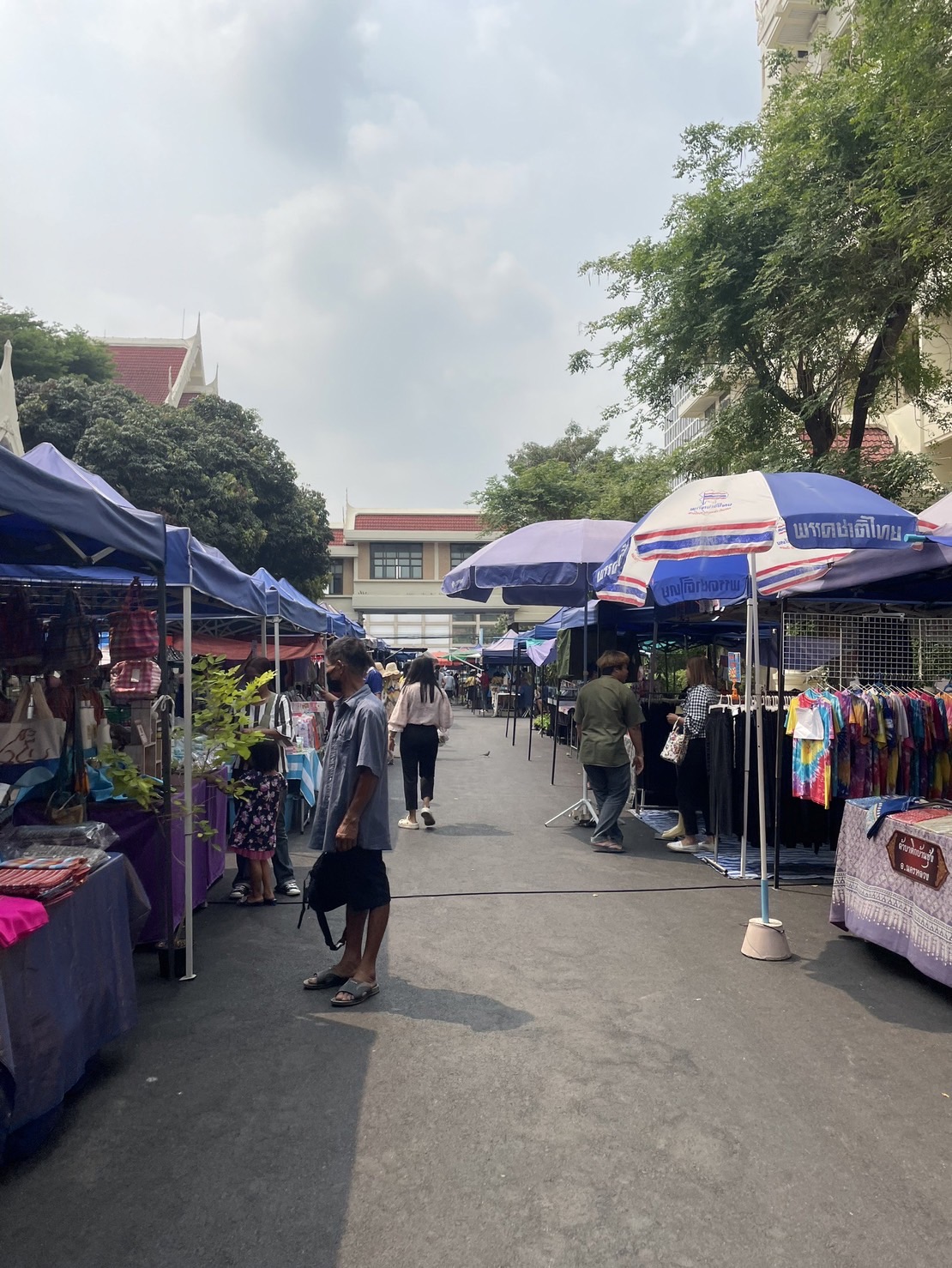 พช.กรุงเก่า สนับสนุนตลาดนัดคนไทยยิ้มได้ เพิ่มช่องทางการตลาดผลิตภัณฑ์ชุมชน