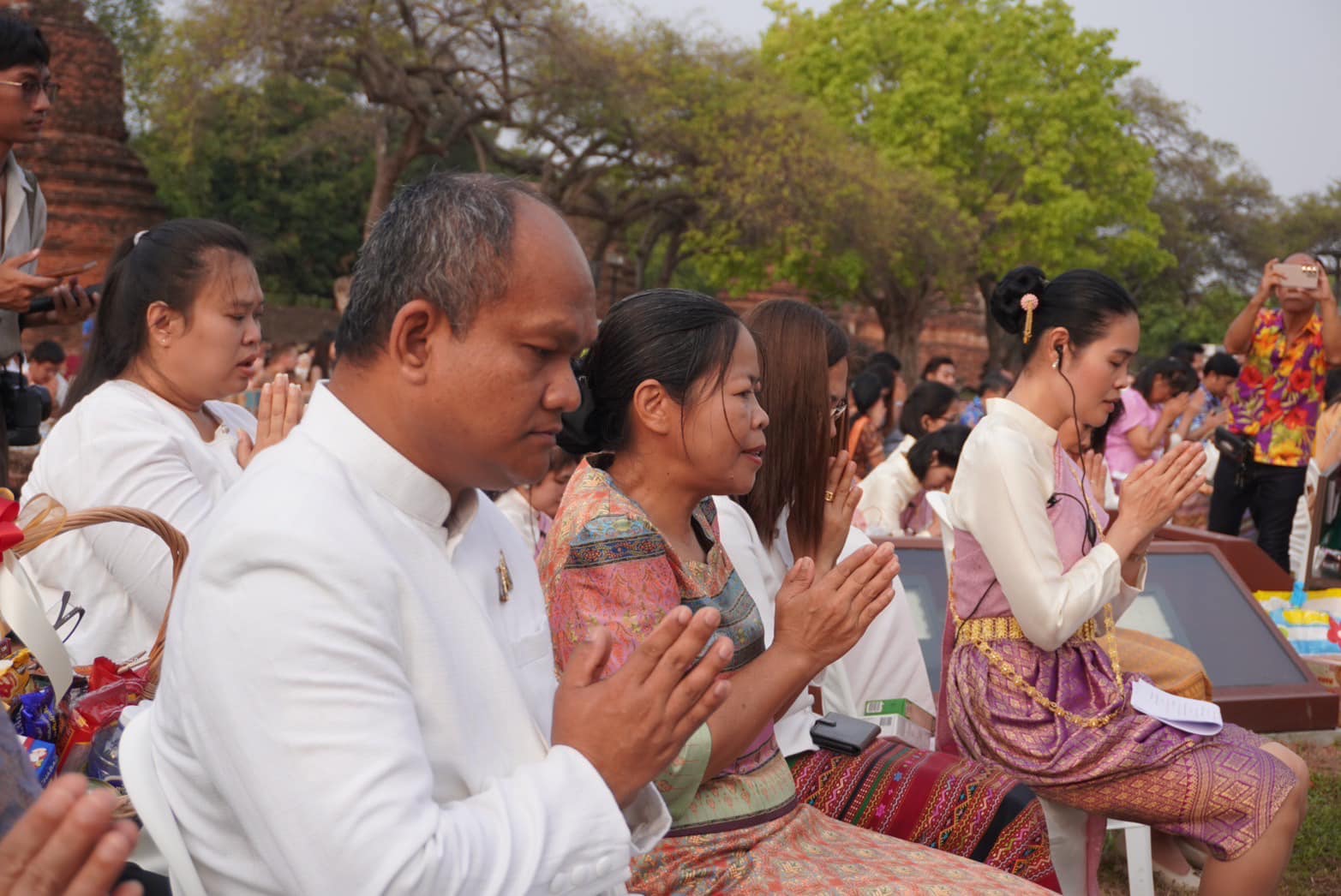 พช.กรุงเก่า ร่วมกิจกรรมทำบุญเมือง สวมชุดไทยตักบาตร สืบสานวัฒนธรรมประเพณีและอุทิศบุญ ให้บรรพชนและเฉลิมฉลองปีใหม่ไทย ประจำปี 2567