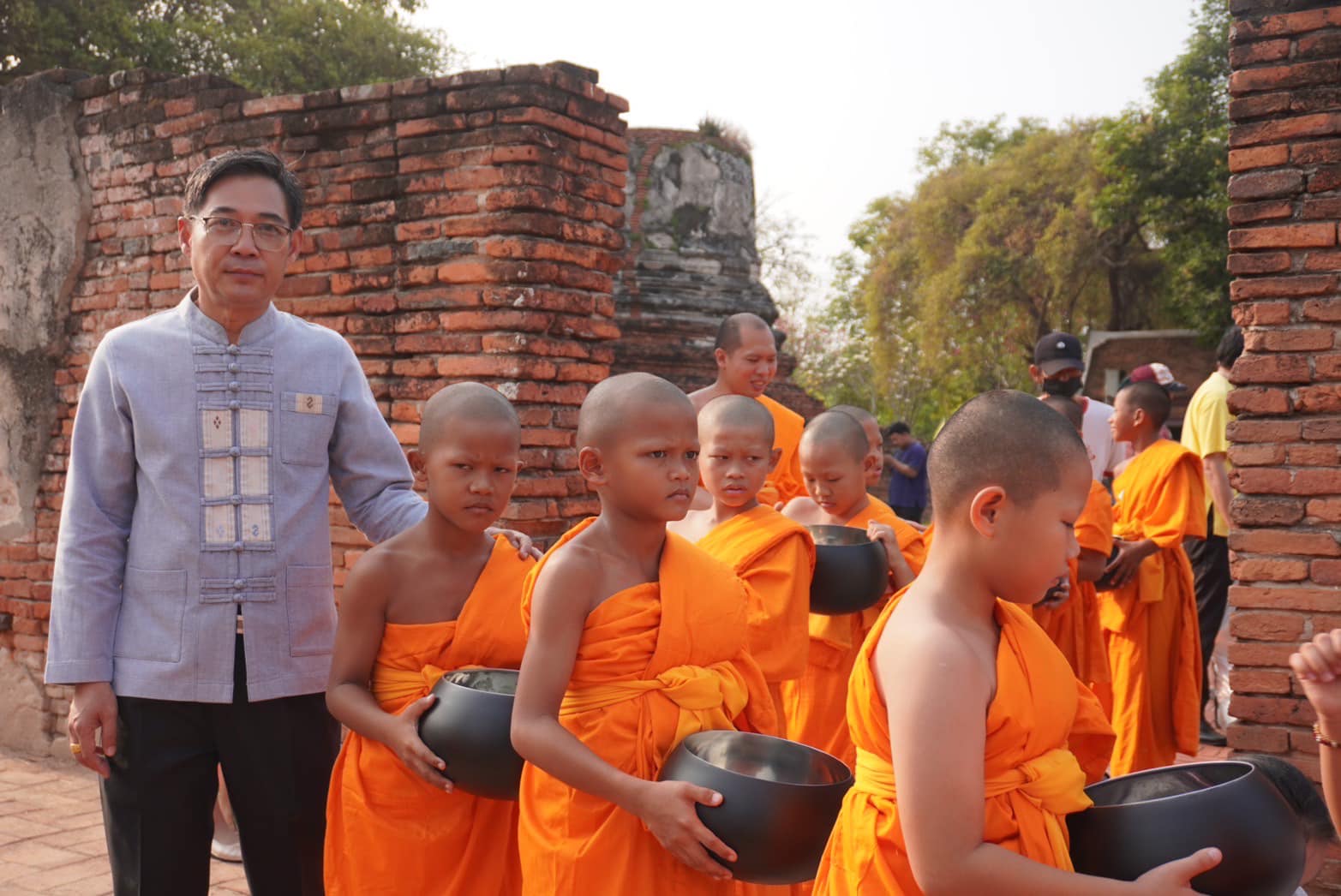 พช.กรุงเก่า ร่วมกิจกรรมทำบุญเมือง สวมชุดไทยตักบาตร สืบสานวัฒนธรรมประเพณีและอุทิศบุญ ให้บรรพชนและเฉลิมฉลองปีใหม่ไทย ประจำปี 2567