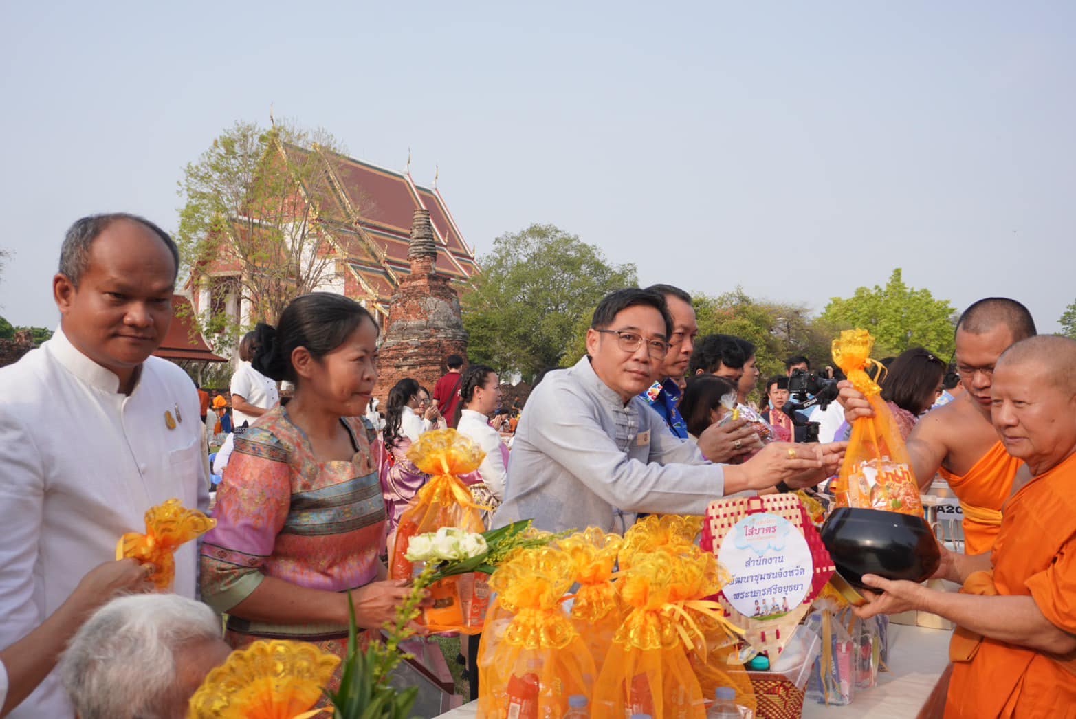 พช.กรุงเก่า ร่วมกิจกรรมทำบุญเมือง สวมชุดไทยตักบาตร สืบสานวัฒนธรรมประเพณีและอุทิศบุญ ให้บรรพชนและเฉลิมฉลองปีใหม่ไทย ประจำปี 2567