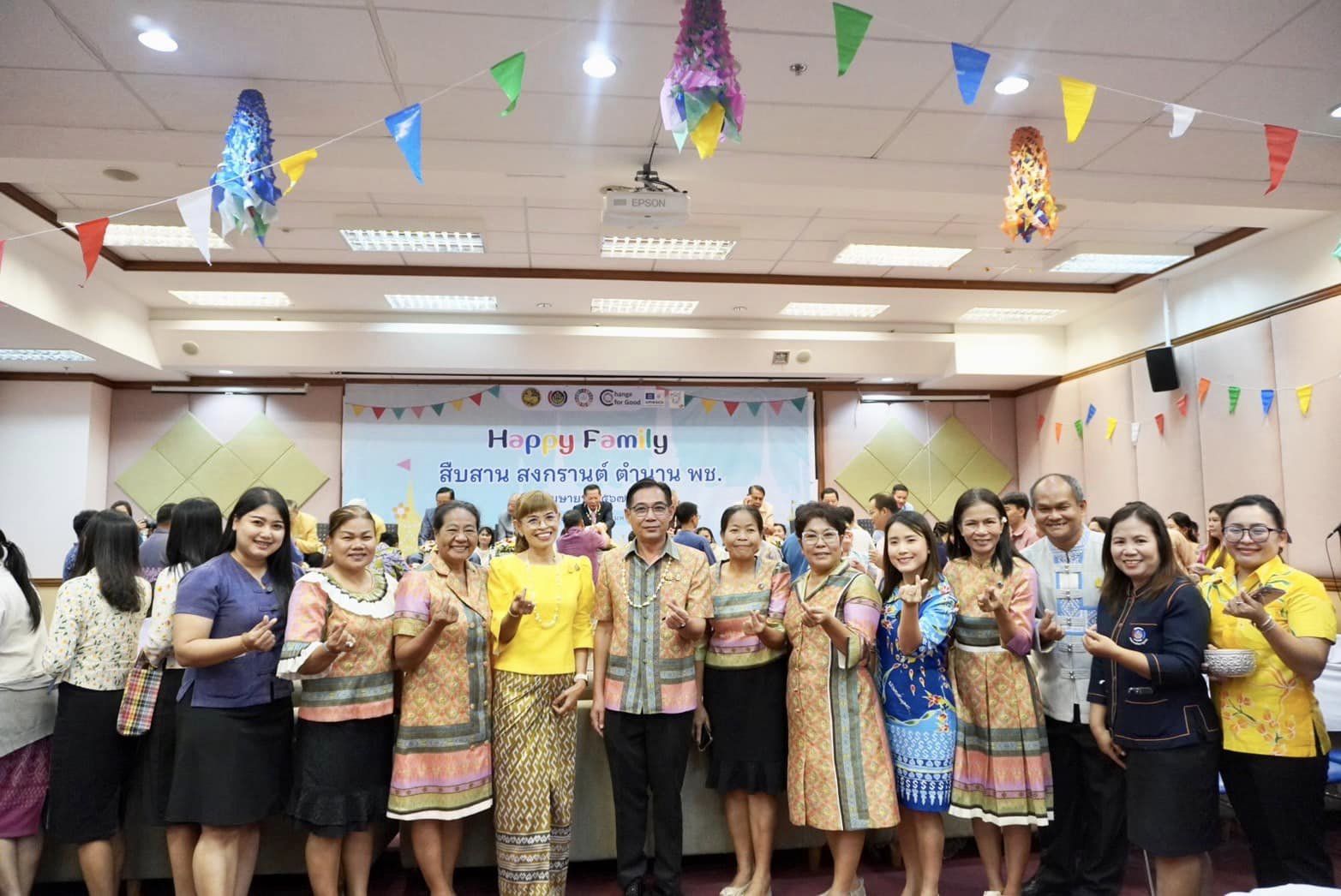 พช.กรุงเก่า ร่วมสืบสานประเพณีไทย รดน้ำขอพรผู้บริหารกรมการพัฒนาชุมชน “สืบสาน สงกรานต์ ตำนาน พช.” ประจำปี 2567