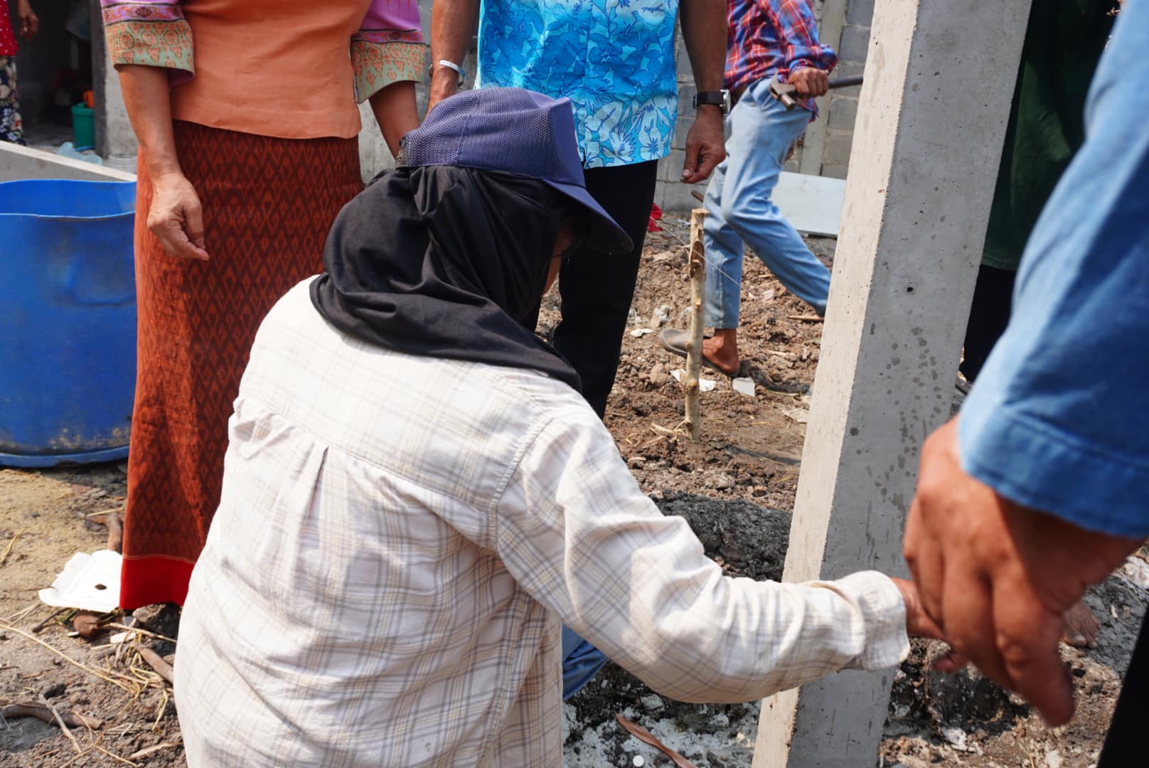 พช.กรุงเก่า ร่วมพิธียกเสาเอก ครัวเรือนนายสมศักดิ์ สิงหะนาม ม.6 ต.เสนา อ.อุทัย ครัวเรือนเป้าหมายที่ได้รับบ้านห่วงใย จากใจ GLO