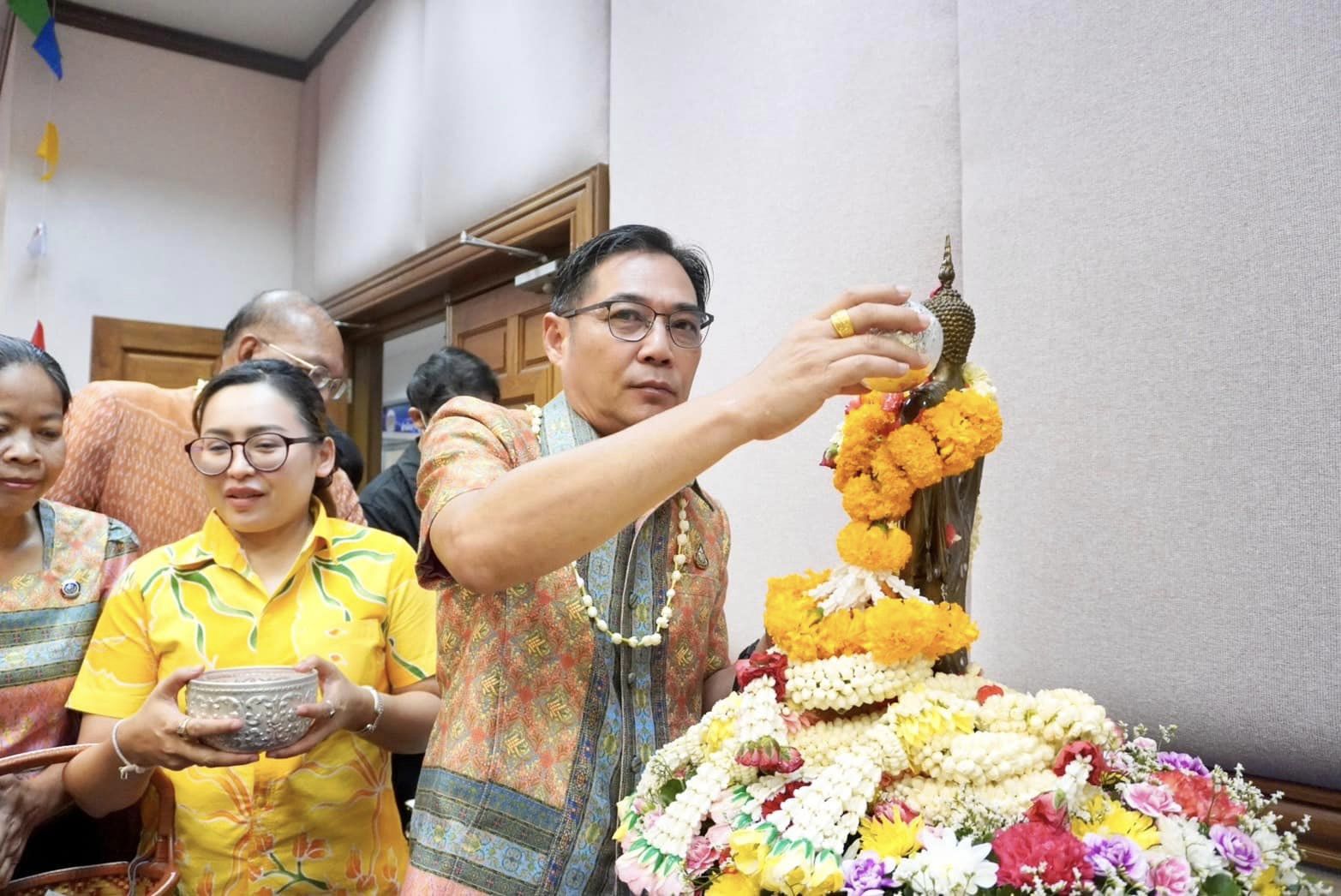 พช.กรุงเก่า ร่วมสืบสานประเพณีไทย รดน้ำขอพรผู้บริหารกรมการพัฒนาชุมชน “สืบสาน สงกรานต์ ตำนาน พช.” ประจำปี 2567