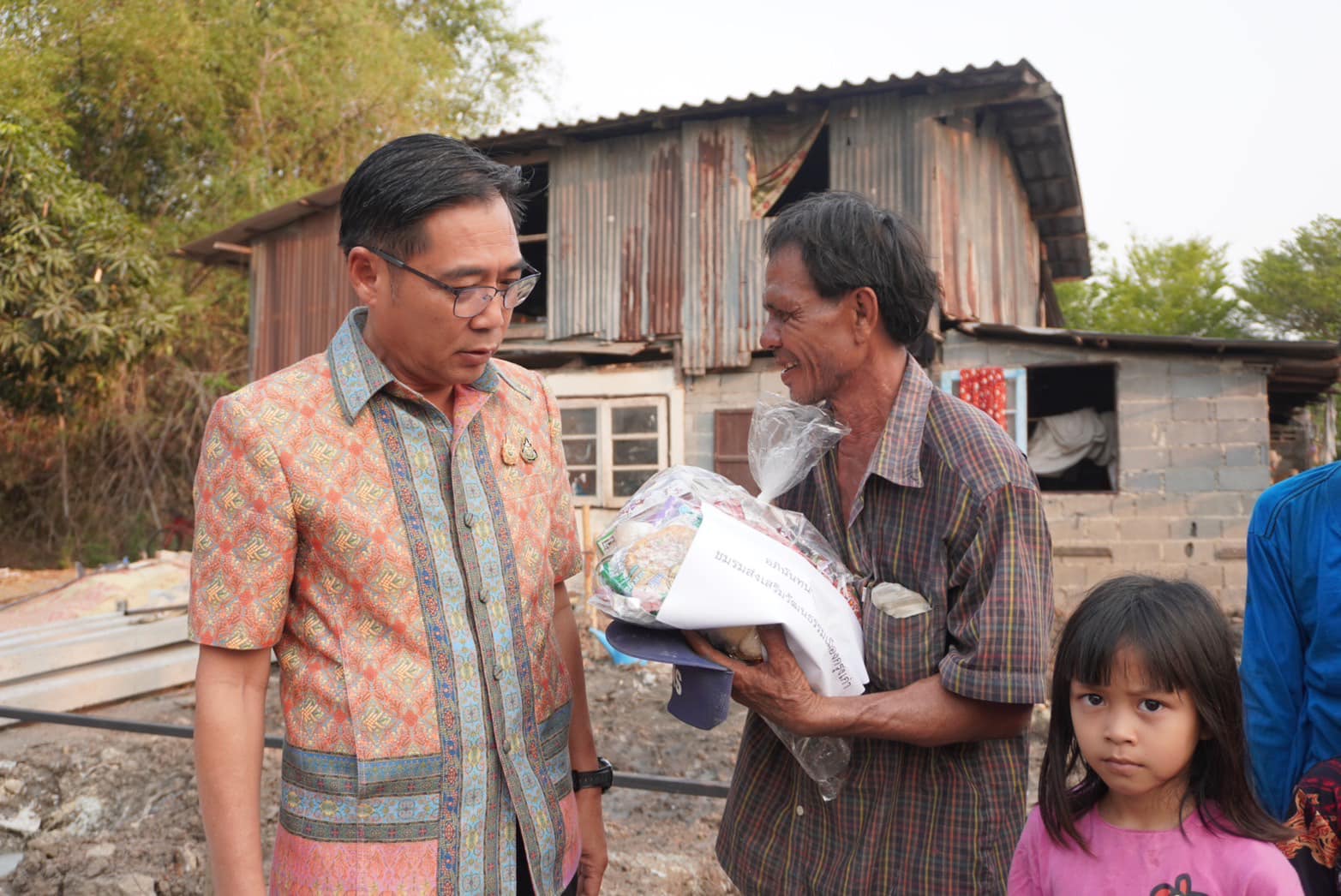 พช.กรุงเก่า ลงพื้นที่เยี่ยมเยียน ให้กำลังใจ พร้อมมอบถุงยังชีพให้แก่ครัวเรือนเป้าหมายที่ได้รับบ้านห่วงใย จากใจ GLO