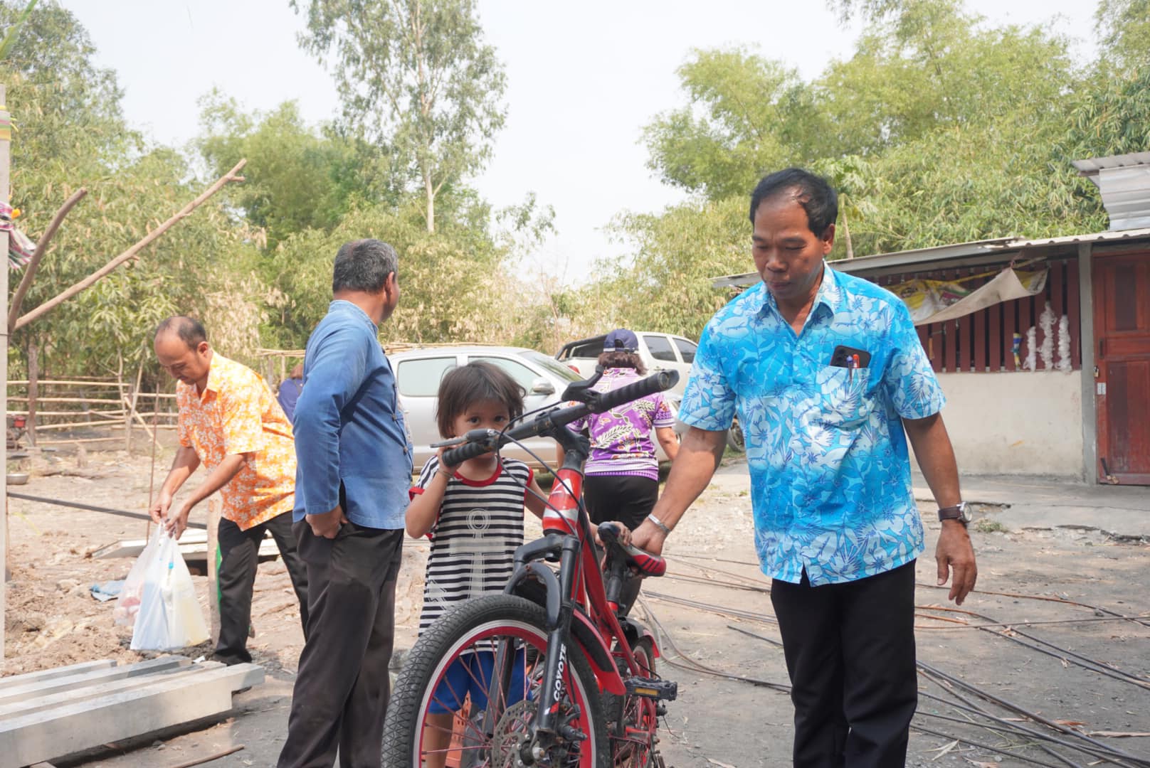 พช.กรุงเก่า ร่วมพิธียกเสาเอก ครัวเรือนนายสมศักดิ์ สิงหะนาม ม.6 ต.เสนา อ.อุทัย ครัวเรือนเป้าหมายที่ได้รับบ้านห่วงใย จากใจ GLO