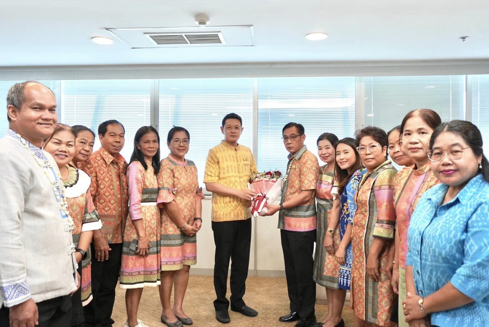 พช.กรุงเก่า ร่วมสืบสานประเพณีไทย รดน้ำขอพรผู้บริหารกรมการพัฒนาชุมชน “สืบสาน สงกรานต์ ตำนาน พช.” ประจำปี 2567