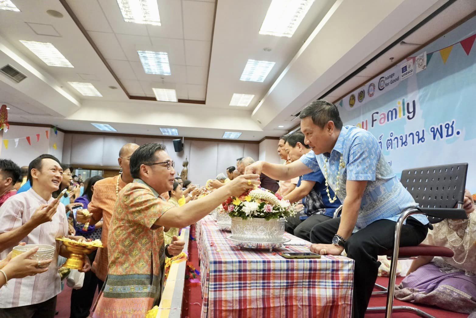 พช.กรุงเก่า ร่วมสืบสานประเพณีไทย รดน้ำขอพรผู้บริหารกรมการพัฒนาชุมชน “สืบสาน สงกรานต์ ตำนาน พช.” ประจำปี 2567