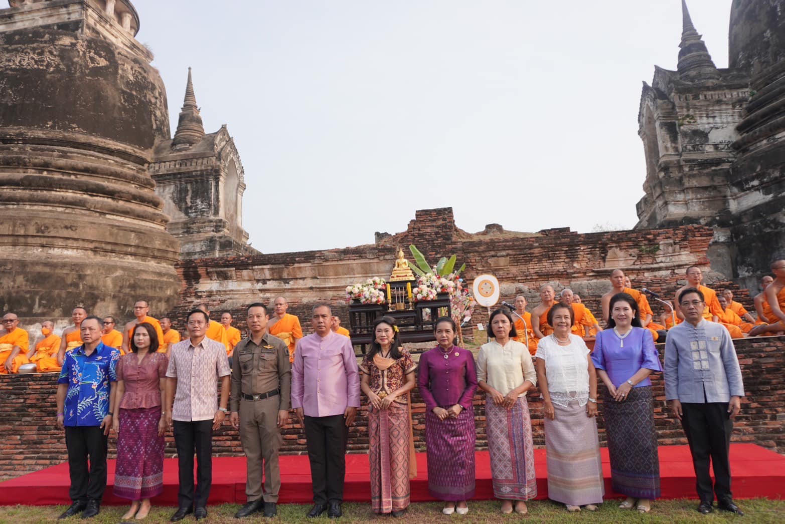 พช.กรุงเก่า ร่วมกิจกรรมทำบุญเมือง สวมชุดไทยตักบาตร สืบสานวัฒนธรรมประเพณีและอุทิศบุญ ให้บรรพชนและเฉลิมฉลองปีใหม่ไทย ประจำปี 2567