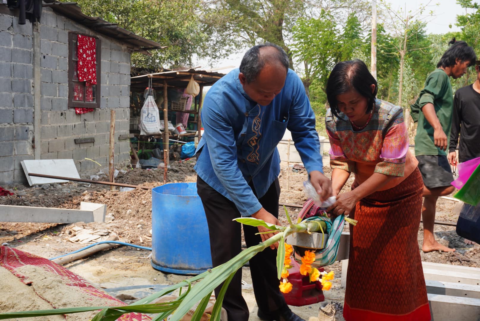 พช.กรุงเก่า ร่วมพิธียกเสาเอก ครัวเรือนนายสมศักดิ์ สิงหะนาม ม.6 ต.เสนา อ.อุทัย ครัวเรือนเป้าหมายที่ได้รับบ้านห่วงใย จากใจ GLO