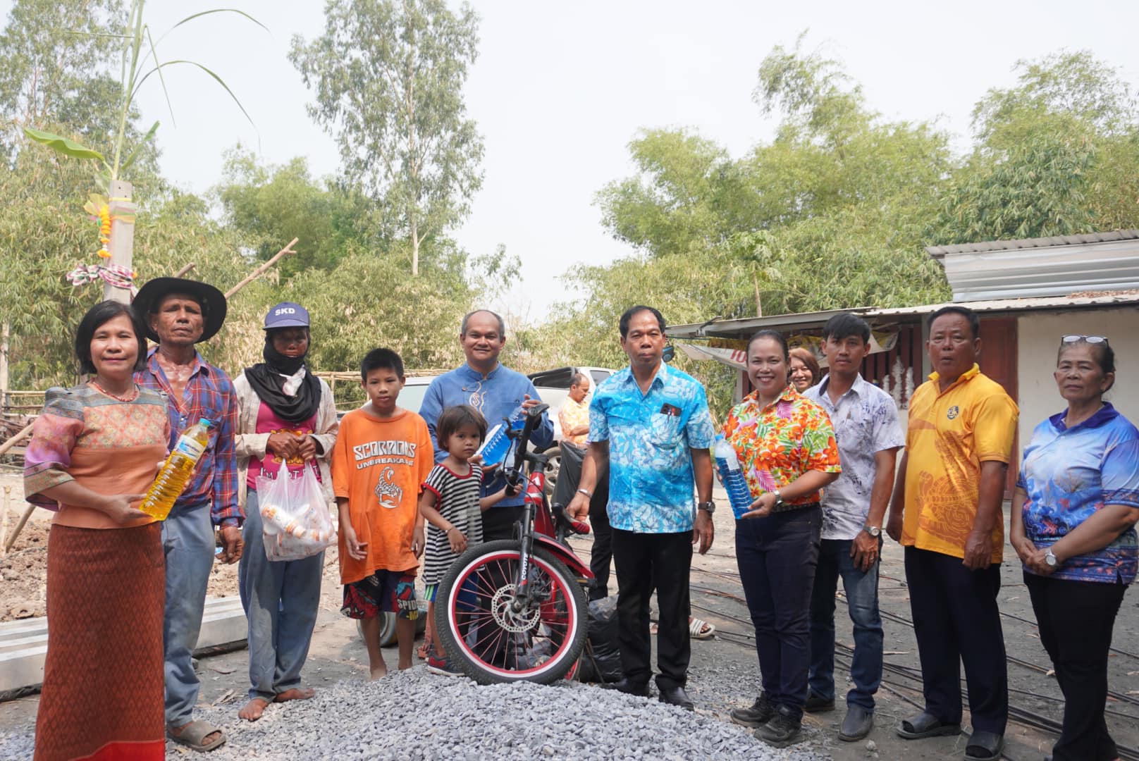 พช.กรุงเก่า ร่วมพิธียกเสาเอก ครัวเรือนนายสมศักดิ์ สิงหะนาม ม.6 ต.เสนา อ.อุทัย ครัวเรือนเป้าหมายที่ได้รับบ้านห่วงใย จากใจ GLO