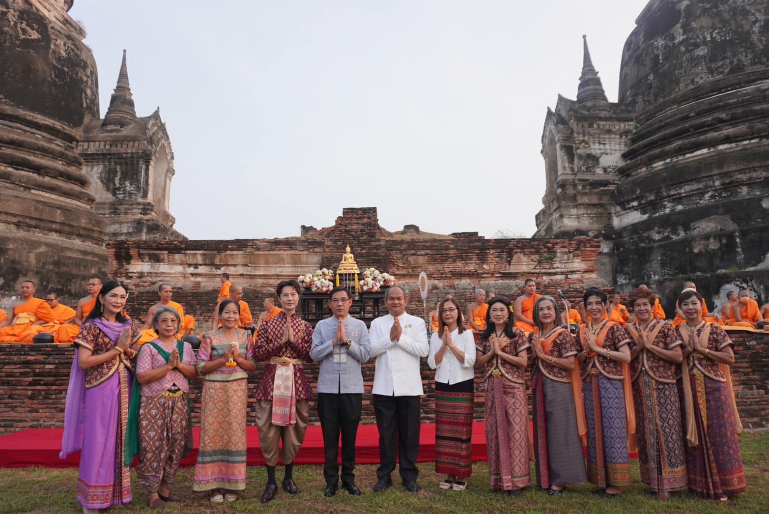 พช.กรุงเก่า ร่วมกิจกรรมทำบุญเมือง สวมชุดไทยตักบาตร สืบสานวัฒนธรรมประเพณีและอุทิศบุญ ให้บรรพชนและเฉลิมฉลองปีใหม่ไทย ประจำปี 2567