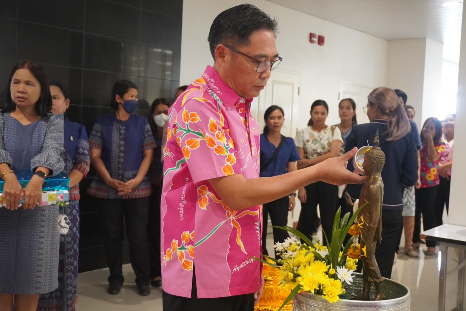 พช.อยุธยา จัดกิจกรรมสรงน้ำพระ รดน้ำขอพรผู้ใหญ่ ในวันสงกรานต์ประจำปี 2567
