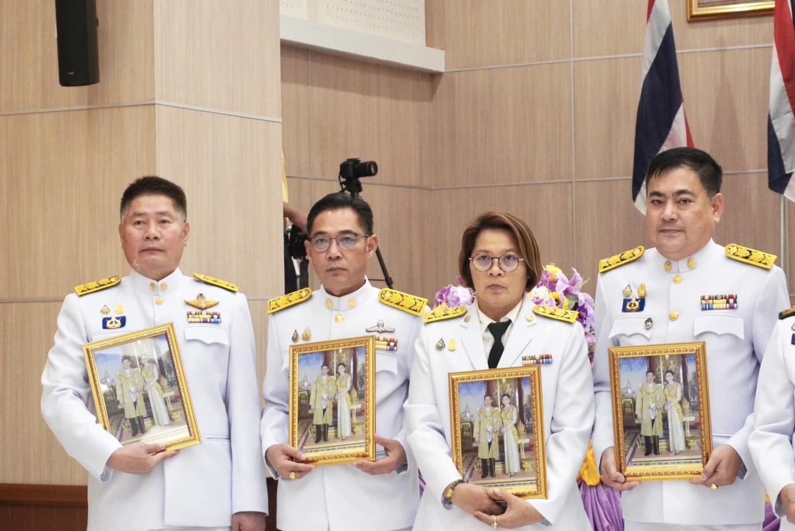 พช.อยุธยา ร่วมพิธีรับพระราชทานพระบรมฉายาลักษณ์พระบาทสมเด็จพระเจ้าอยู่หัว ที่ฉายกับสมเด็จพระนางเจ้าฯพระบรมราชินี