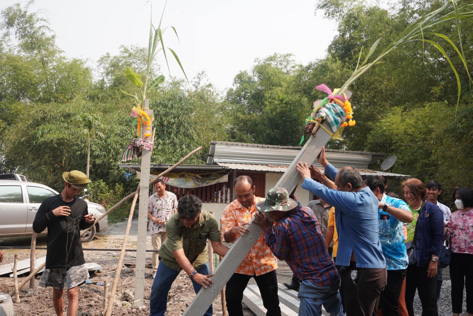 พช.กรุงเก่า ร่วมพิธียกเสาเอก ครัวเรือนนายสมศักดิ์ สิงหะนาม ม.6 ต.เสนา อ.อุทัย ครัวเรือนเป้าหมายที่ได้รับบ้านห่วงใย จากใจ GLO