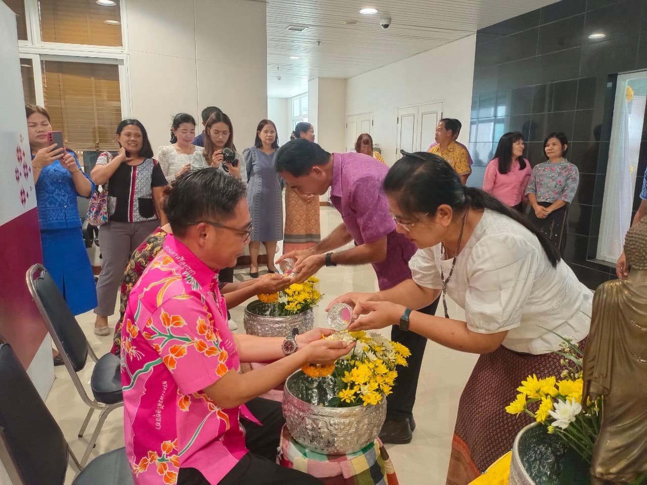 พช.อยุธยา จัดกิจกรรมสรงน้ำพระ รดน้ำขอพรผู้ใหญ่ ในวันสงกรานต์ประจำปี 2567