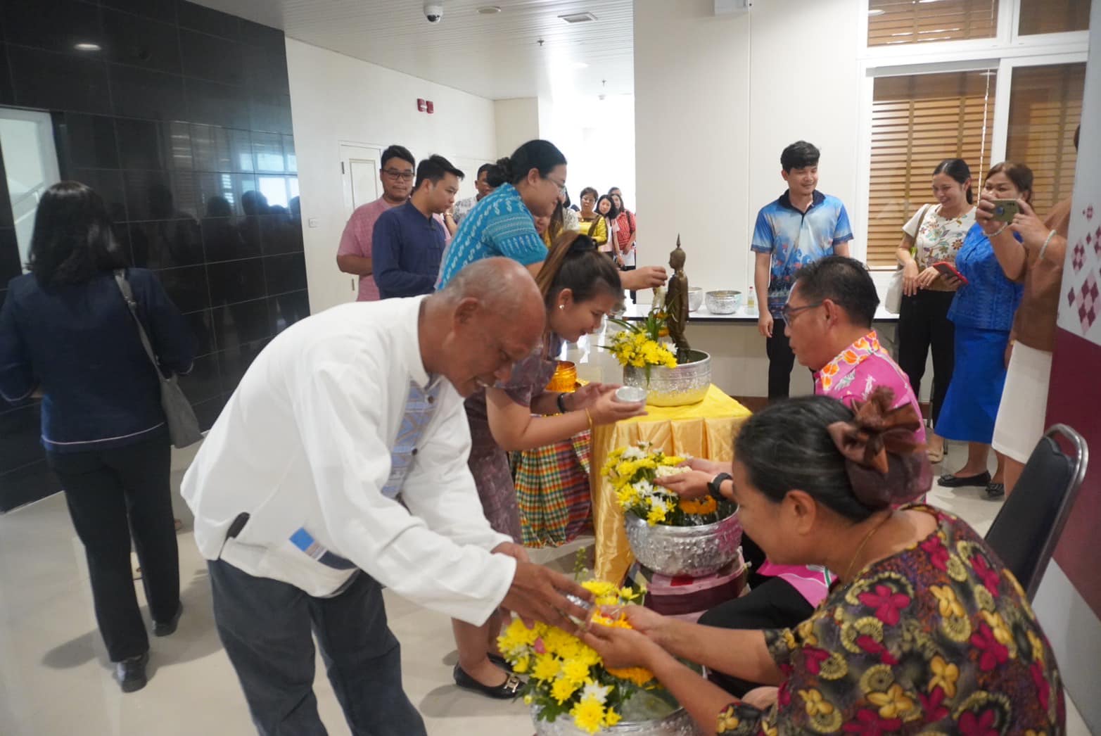 พช.อยุธยา จัดกิจกรรมสรงน้ำพระ รดน้ำขอพรผู้ใหญ่ ในวันสงกรานต์ประจำปี 2567