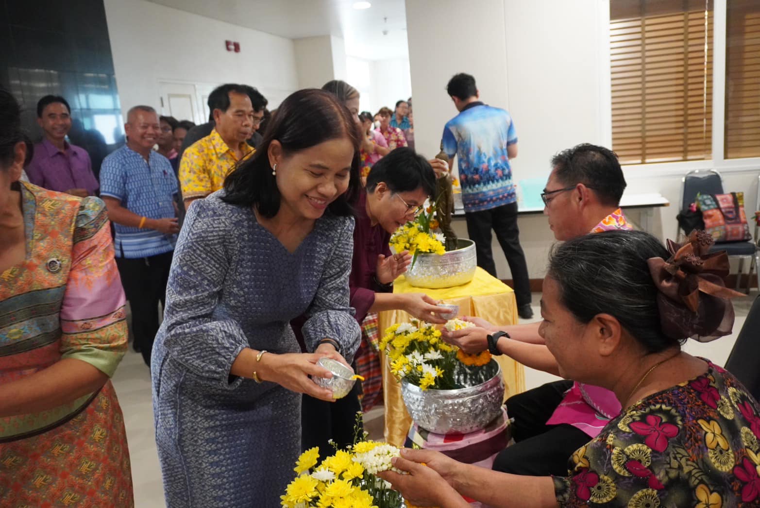 พช.อยุธยา จัดกิจกรรมสรงน้ำพระ รดน้ำขอพรผู้ใหญ่ ในวันสงกรานต์ประจำปี 2567