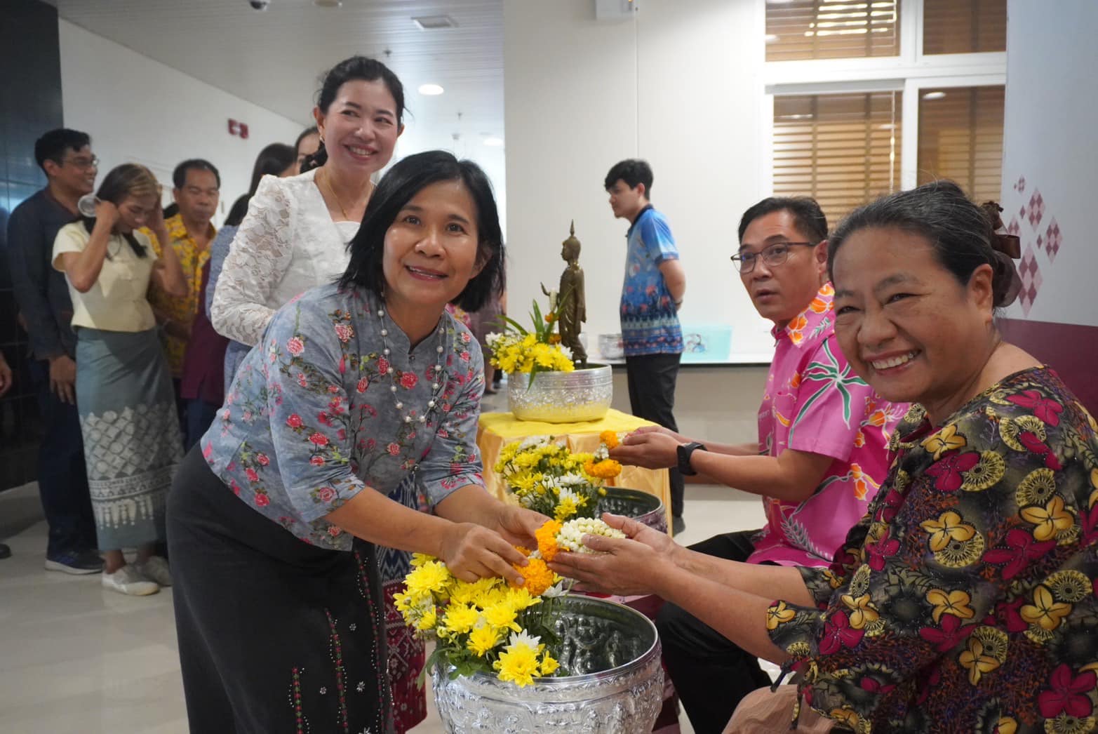 พช.อยุธยา จัดกิจกรรมสรงน้ำพระ รดน้ำขอพรผู้ใหญ่ ในวันสงกรานต์ประจำปี 2567