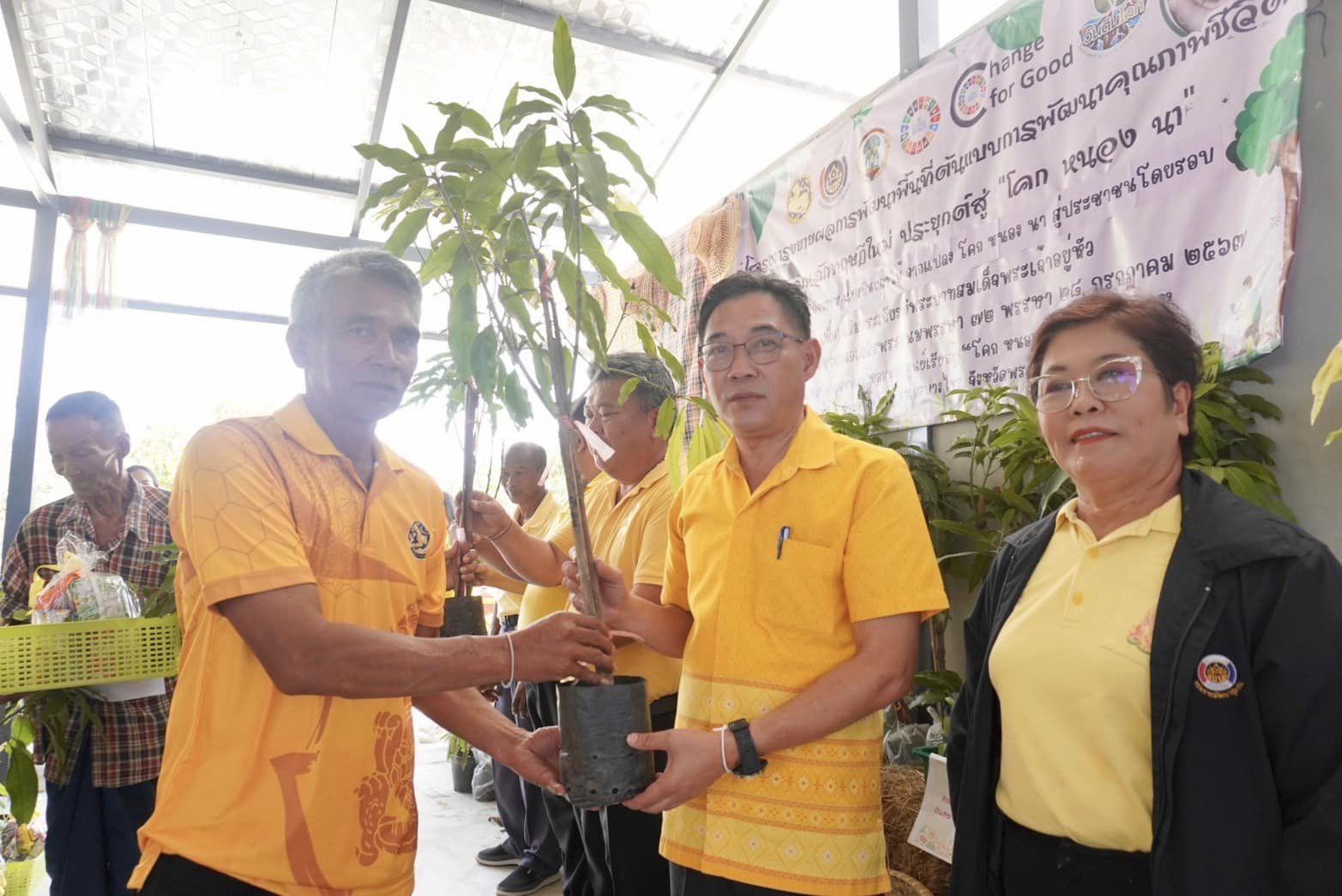 พช.กรุงเก่า ร่วมกิจกรรมเฉลิมพระเกียรติพระบาทสมเด็จพระเจ้าอยู่หัวเนื่องในโอกาสมหามงคลเฉลิมพระชนมพรรษา 6 รอบ 28 กรกฎาคม 2567 “แบ่งปันกล้าไม้ จากแปลงโคกหนองนา สู่ประชาชนโดยรอบ”