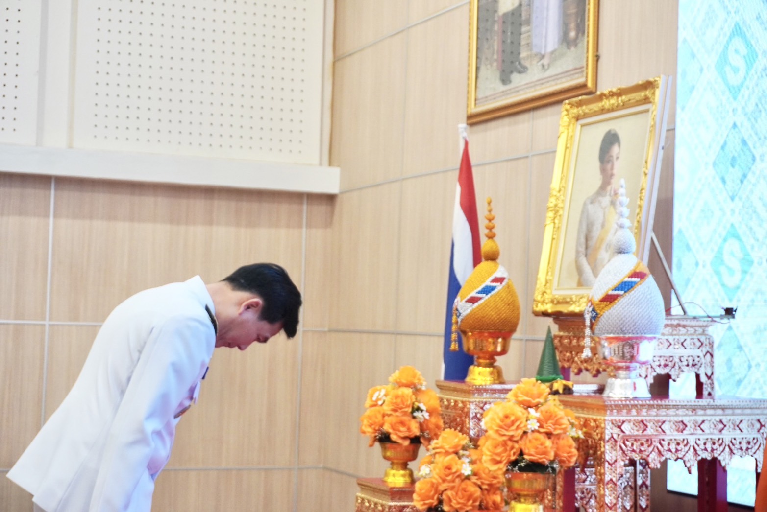 จังหวัดพระนครศรีอยุธยา จัดพิธีมอบแบบลายผ้าพระราชทาน “ผ้าลายสิริวชิราภรณ์” “ผ้าลายชบาปัตตานี” และเครื่องหมายรับรองสินค้าแฟชั่นและหัตถกรรมพระราชทาน “Sustainable Fashion : แฟชั่นแห่งความยั่งยืน”