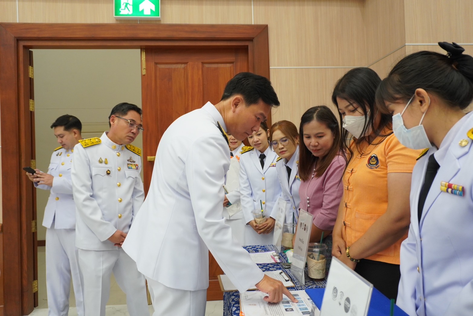 จังหวัดพระนครศรีอยุธยา จัดพิธีมอบแบบลายผ้าพระราชทาน “ผ้าลายสิริวชิราภรณ์” “ผ้าลายชบาปัตตานี” และเครื่องหมายรับรองสินค้าแฟชั่นและหัตถกรรมพระราชทาน “Sustainable Fashion : แฟชั่นแห่งความยั่งยืน”