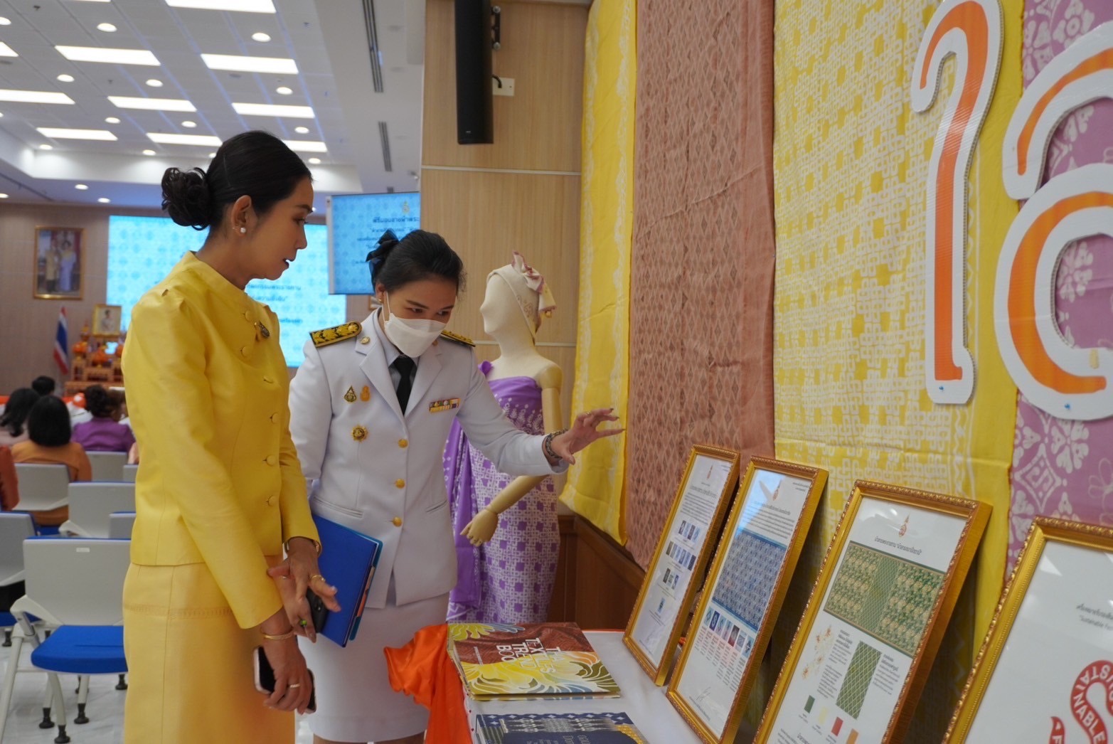 จังหวัดพระนครศรีอยุธยา จัดพิธีมอบแบบลายผ้าพระราชทาน “ผ้าลายสิริวชิราภรณ์” “ผ้าลายชบาปัตตานี” และเครื่องหมายรับรองสินค้าแฟชั่นและหัตถกรรมพระราชทาน “Sustainable Fashion : แฟชั่นแห่งความยั่งยืน”