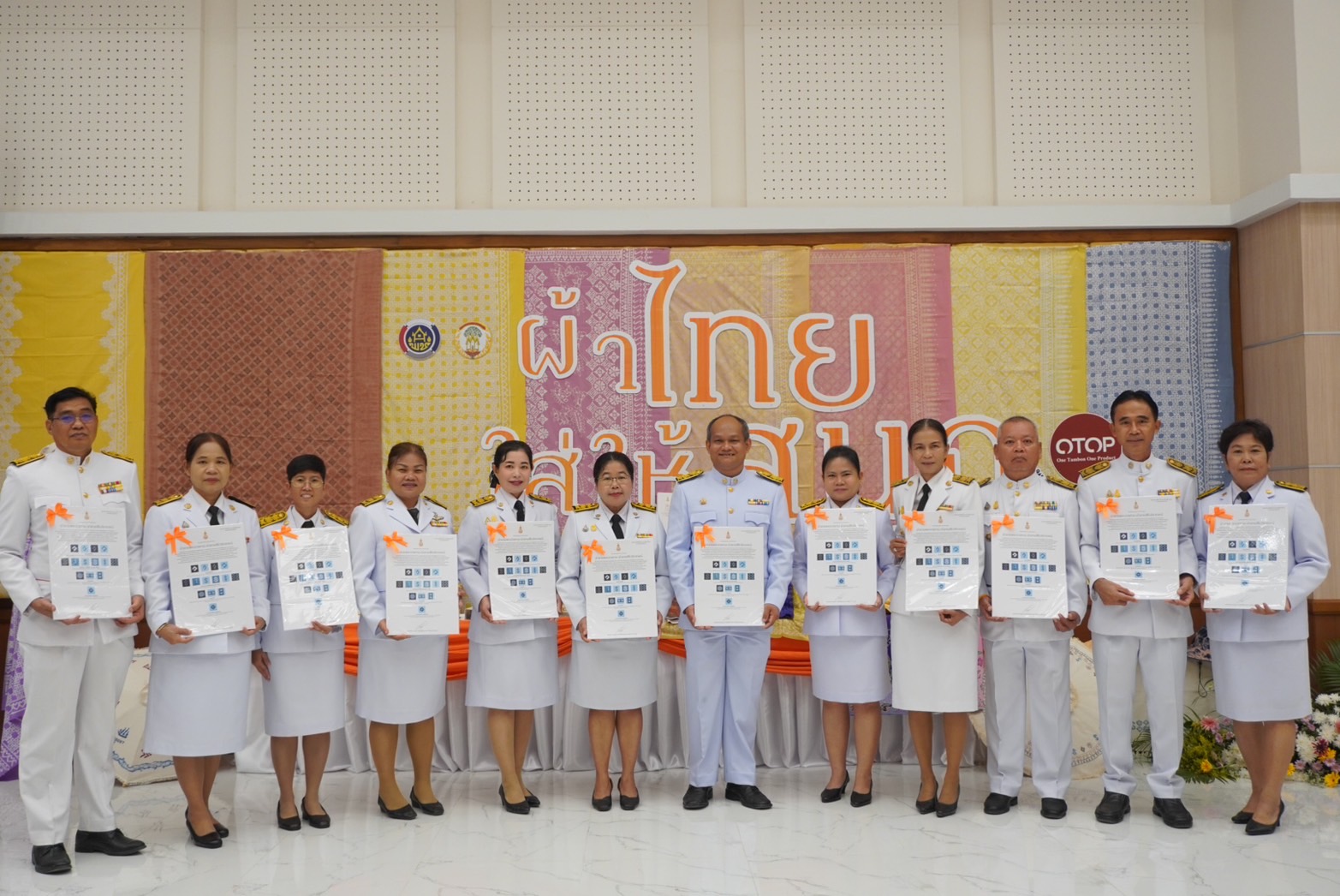 จังหวัดพระนครศรีอยุธยา จัดพิธีมอบแบบลายผ้าพระราชทาน “ผ้าลายสิริวชิราภรณ์” “ผ้าลายชบาปัตตานี” และเครื่องหมายรับรองสินค้าแฟชั่นและหัตถกรรมพระราชทาน “Sustainable Fashion : แฟชั่นแห่งความยั่งยืน”