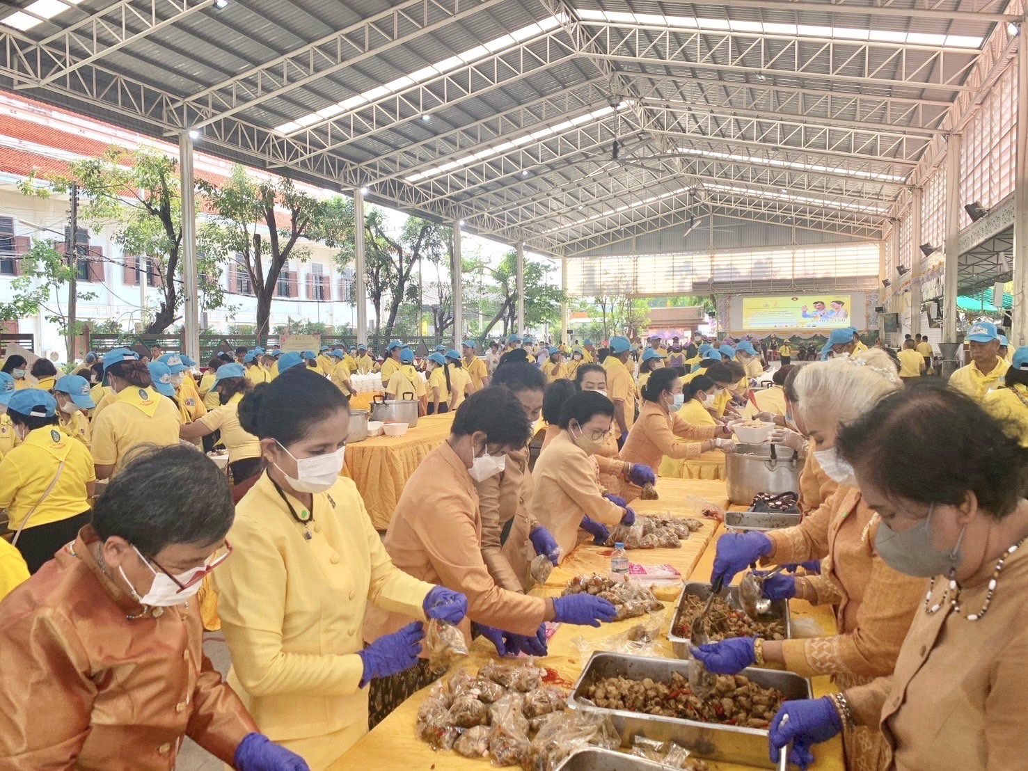 พช.กรุงเก่า ร่วมดำเนินภารกิจจัดตั้งโรงครัวพระราชทานในการรับเสร็จฯ พระบาทสมเด็จพระเจ้าอยู่หัวพร้อมด้วยสมเด็จพระนางเจ้าฯ พระบรมราชินี ในพิธีสมโภชพระพุทธไตรรัตนนายก ครบ 700 ปี