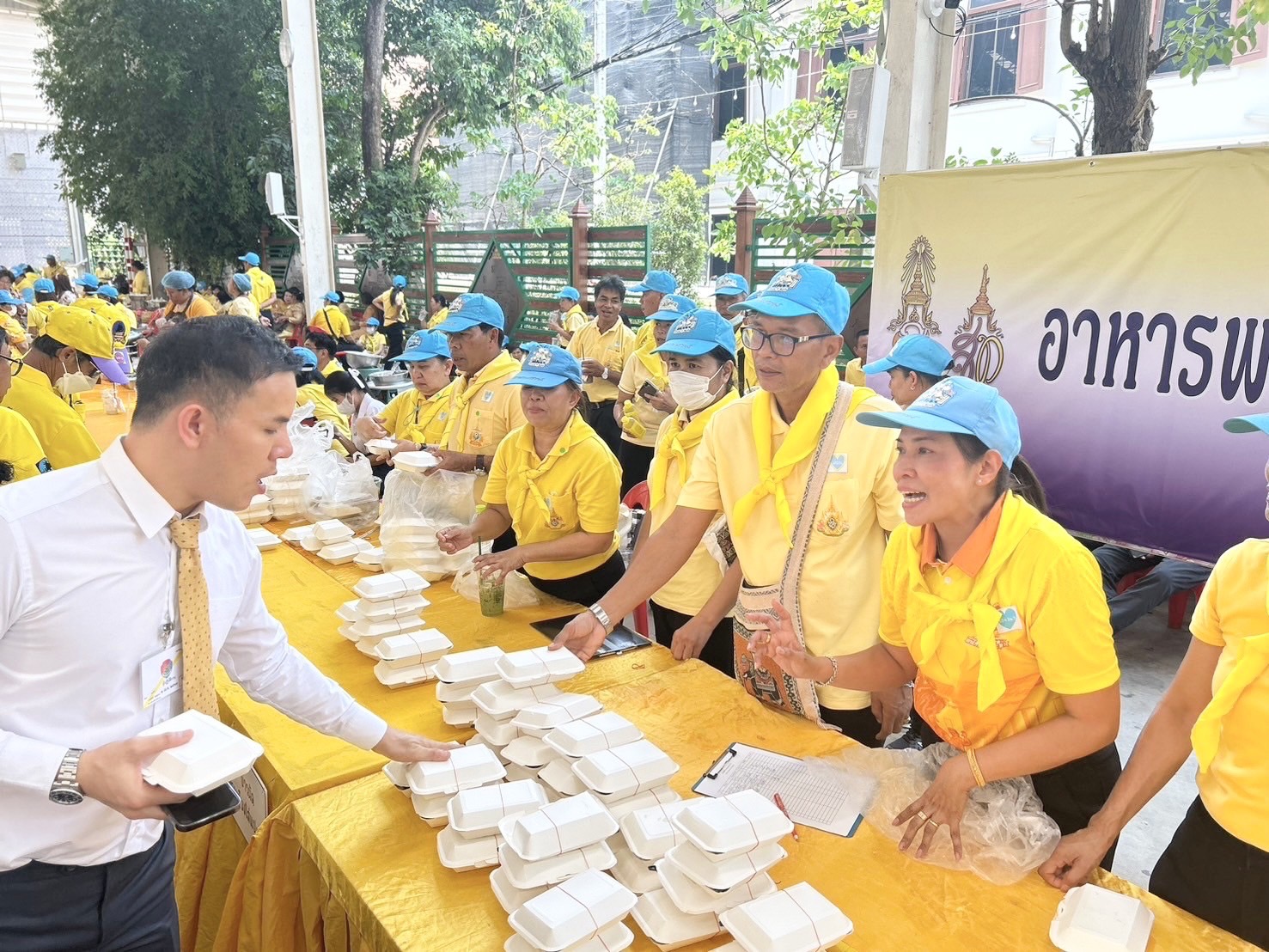 พช.กรุงเก่า ร่วมดำเนินภารกิจจัดตั้งโรงครัวพระราชทานในการรับเสร็จฯ พระบาทสมเด็จพระเจ้าอยู่หัวพร้อมด้วยสมเด็จพระนางเจ้าฯ พระบรมราชินี ในพิธีสมโภชพระพุทธไตรรัตนนายก ครบ 700 ปี
