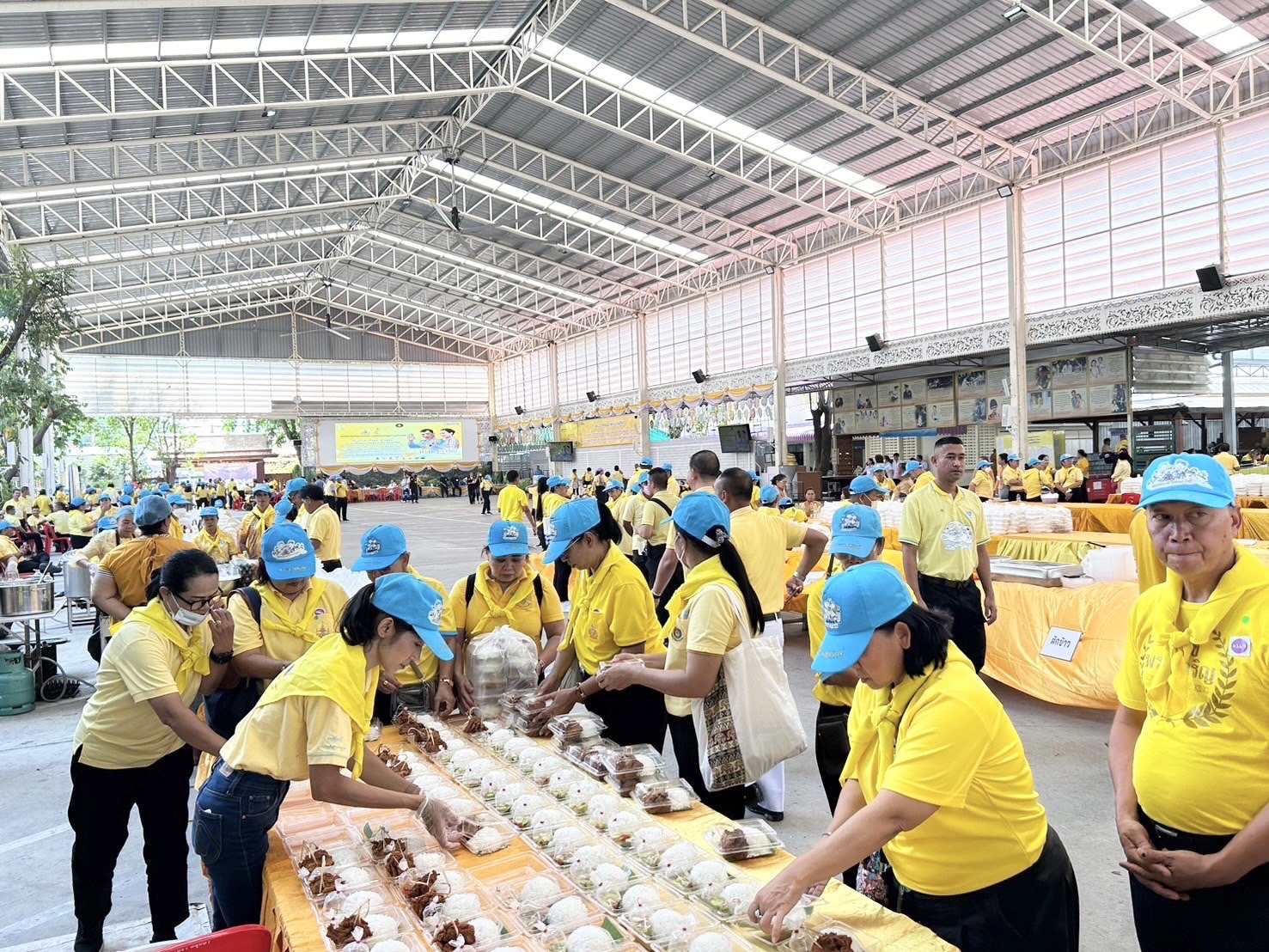 พช.กรุงเก่า ร่วมดำเนินภารกิจจัดตั้งโรงครัวพระราชทานในการรับเสร็จฯ พระบาทสมเด็จพระเจ้าอยู่หัวพร้อมด้วยสมเด็จพระนางเจ้าฯ พระบรมราชินี ในพิธีสมโภชพระพุทธไตรรัตนนายก ครบ 700 ปี