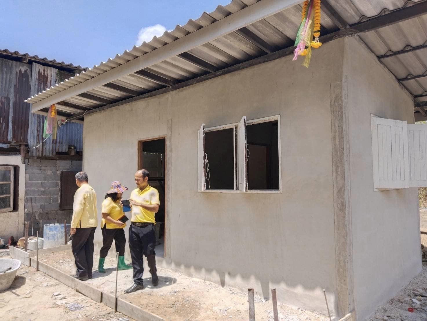 พช.กรุงเก่า ติดตามการสร้างบ้านและเยี่ยมเยียนให้กำลังใจ ครัวเรือนนายสมศักดิ์ สิงหะนาม ม.6 ต.เสนา อ.อุทัย ครัวเรือนเป้าหมายที่ได้รับบ้านห่วงใย จากใจ GLO