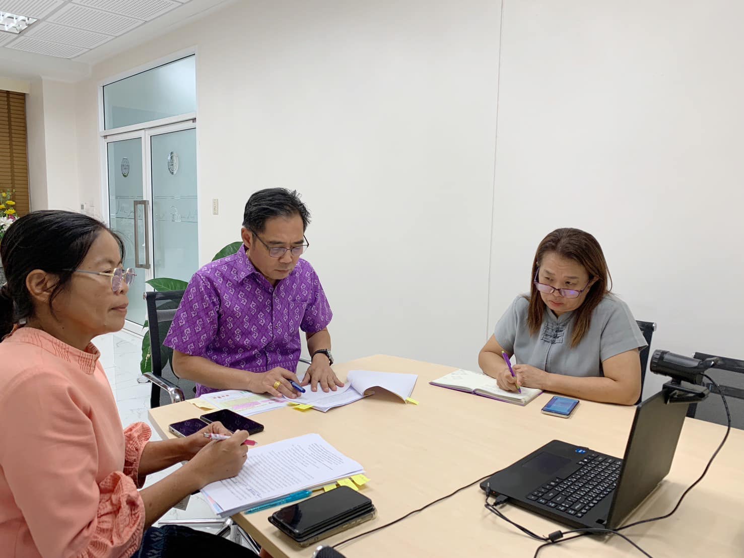 พช.อยุธยา ร่วมประชุม รับฟังแนวทางการคัดเลือกผู้ผลิต ผู้ประกอบการ OTOP เข้าร่วมจำหน่ายผลิตภัณฑ์ OTOP ภายในงาน OTOP Midyear 2024