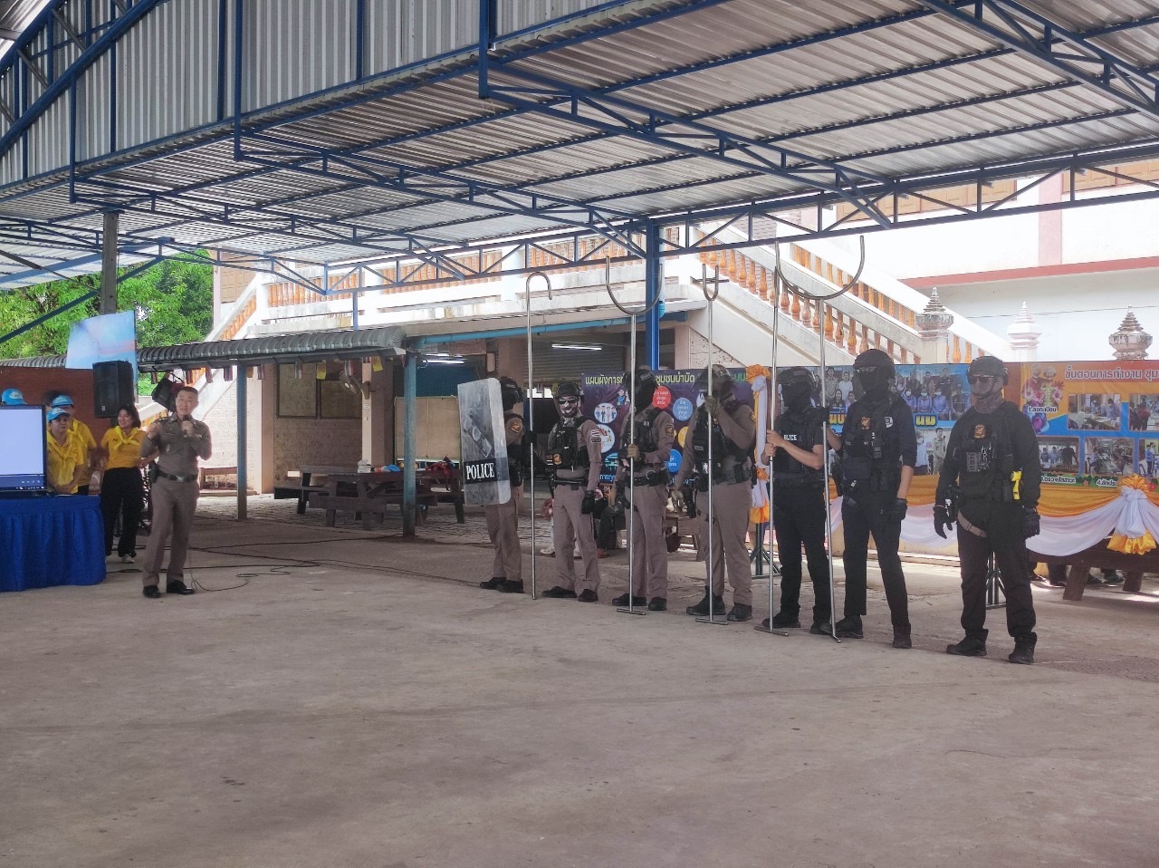 พช.อยุธยา ร่วมพิธีเปิดศูนย์แก้ไขปัญหายาเสพติดแบบบูรณาการ“ชุมชนล้อมรักษ์“ บ้านยางนม อ.ท่าเรือ