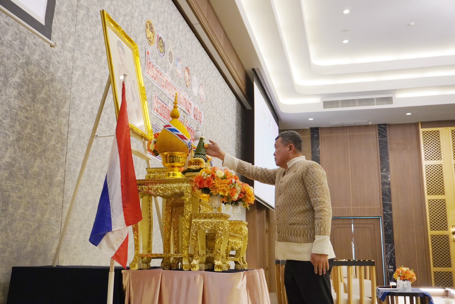 พช.อยุธยา ร่วมอบรมเชิงปฏิบัติการการพัฒนาศักยภาพผู้ผลิต ผู้ประกอบการ OTOP ประเภทผ้าและเครื่องแต่งกาย ช่างทอผ้าและงานหัตถกรรม (Coaching) ผ้าลายพระราชทาน “ผ้าลายสิริวชิราภรณ์” และงานหัตถกรรม