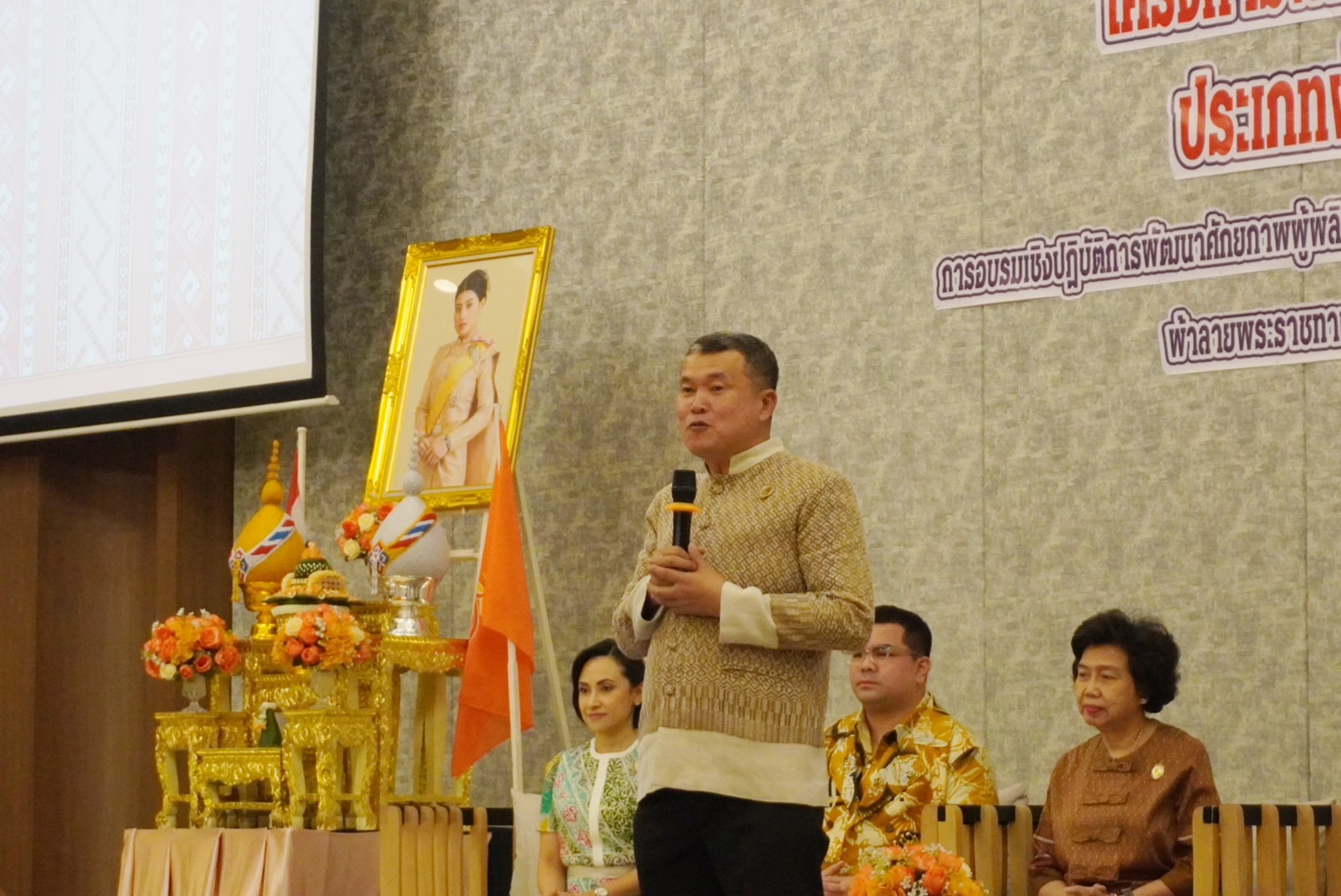 พช.อยุธยา ร่วมอบรมเชิงปฏิบัติการการพัฒนาศักยภาพผู้ผลิต ผู้ประกอบการ OTOP ประเภทผ้าและเครื่องแต่งกาย ช่างทอผ้าและงานหัตถกรรม (Coaching) ผ้าลายพระราชทาน “ผ้าลายสิริวชิราภรณ์” และงานหัตถกรรม