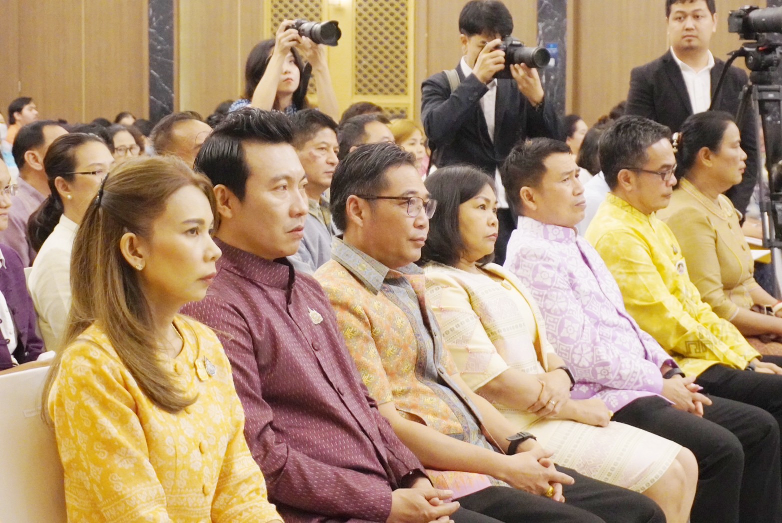 พช.อยุธยา ร่วมอบรมเชิงปฏิบัติการการพัฒนาศักยภาพผู้ผลิต ผู้ประกอบการ OTOP ประเภทผ้าและเครื่องแต่งกาย ช่างทอผ้าและงานหัตถกรรม (Coaching) ผ้าลายพระราชทาน “ผ้าลายสิริวชิราภรณ์” และงานหัตถกรรม