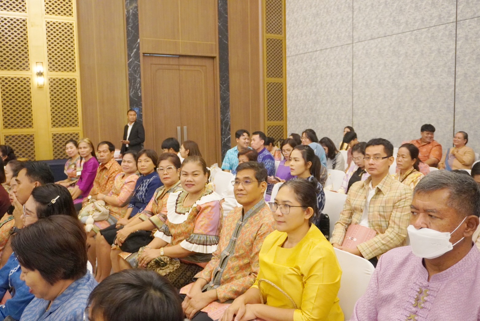 พช.อยุธยา ร่วมอบรมเชิงปฏิบัติการการพัฒนาศักยภาพผู้ผลิต ผู้ประกอบการ OTOP ประเภทผ้าและเครื่องแต่งกาย ช่างทอผ้าและงานหัตถกรรม (Coaching) ผ้าลายพระราชทาน “ผ้าลายสิริวชิราภรณ์” และงานหัตถกรรม