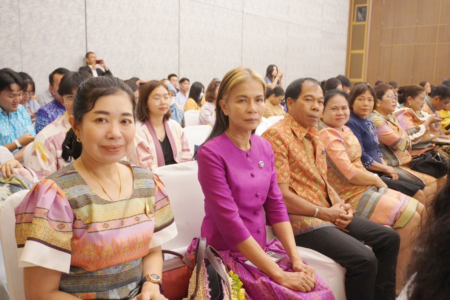 พช.อยุธยา ร่วมอบรมเชิงปฏิบัติการการพัฒนาศักยภาพผู้ผลิต ผู้ประกอบการ OTOP ประเภทผ้าและเครื่องแต่งกาย ช่างทอผ้าและงานหัตถกรรม (Coaching) ผ้าลายพระราชทาน “ผ้าลายสิริวชิราภรณ์” และงานหัตถกรรม