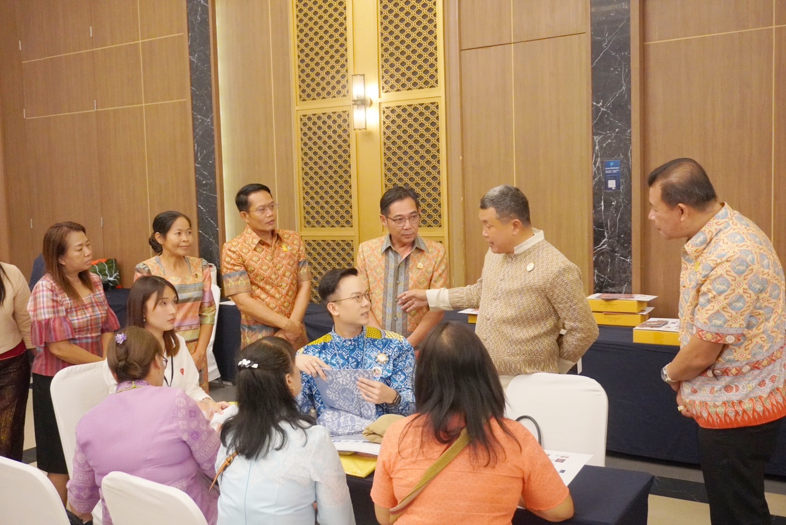 พช.อยุธยา ร่วมอบรมเชิงปฏิบัติการการพัฒนาศักยภาพผู้ผลิต ผู้ประกอบการ OTOP ประเภทผ้าและเครื่องแต่งกาย ช่างทอผ้าและงานหัตถกรรม (Coaching) ผ้าลายพระราชทาน “ผ้าลายสิริวชิราภรณ์” และงานหัตถกรรม