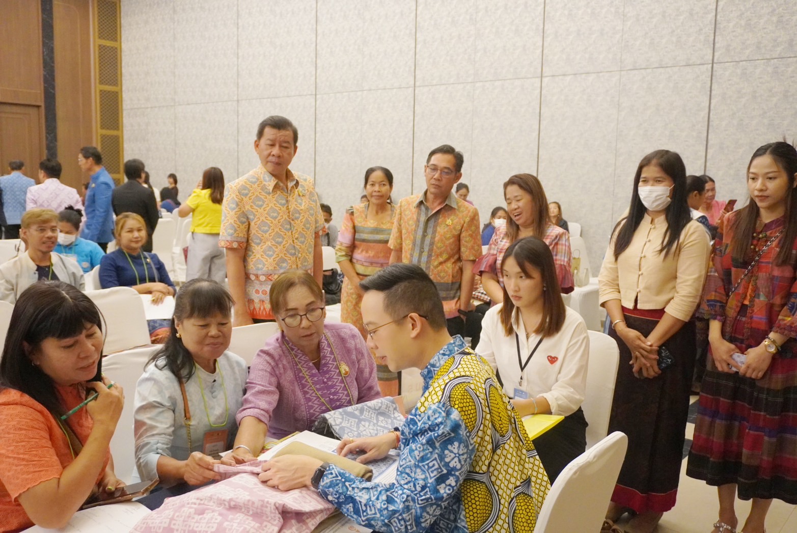 พช.อยุธยา ร่วมอบรมเชิงปฏิบัติการการพัฒนาศักยภาพผู้ผลิต ผู้ประกอบการ OTOP ประเภทผ้าและเครื่องแต่งกาย ช่างทอผ้าและงานหัตถกรรม (Coaching) ผ้าลายพระราชทาน “ผ้าลายสิริวชิราภรณ์” และงานหัตถกรรม